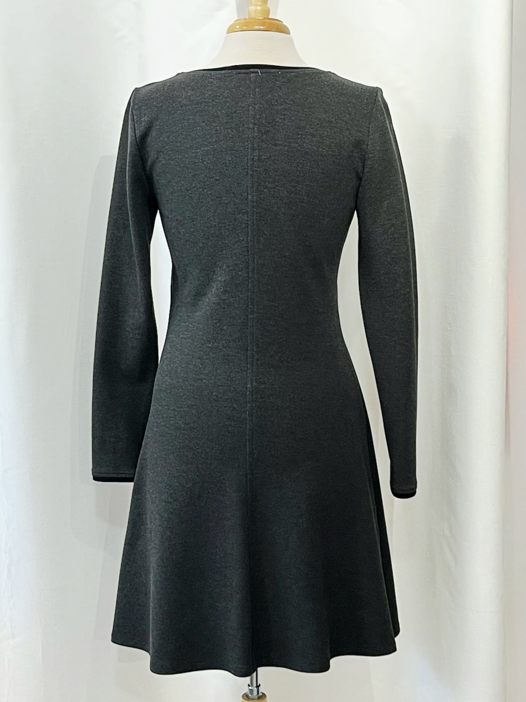 Robe Michelle grise à liséré noir