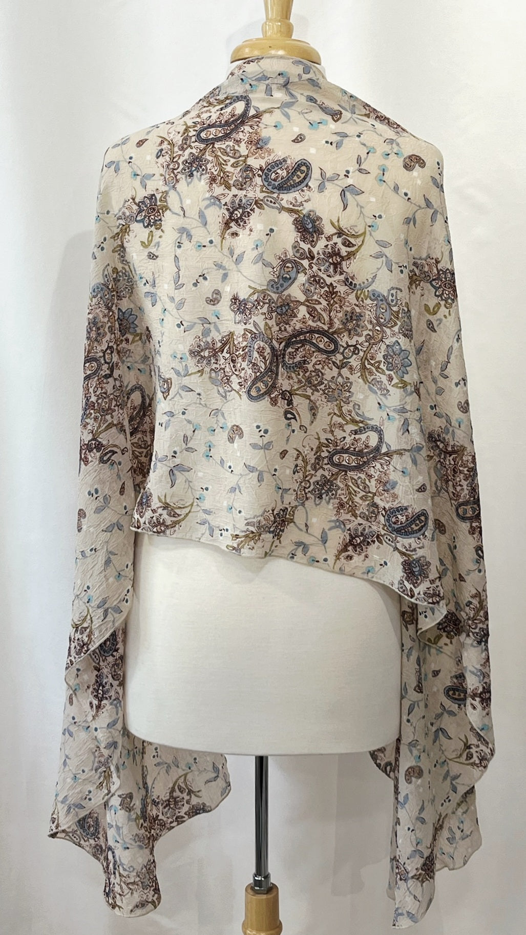 Foulard long et léger à motif paisley et floral