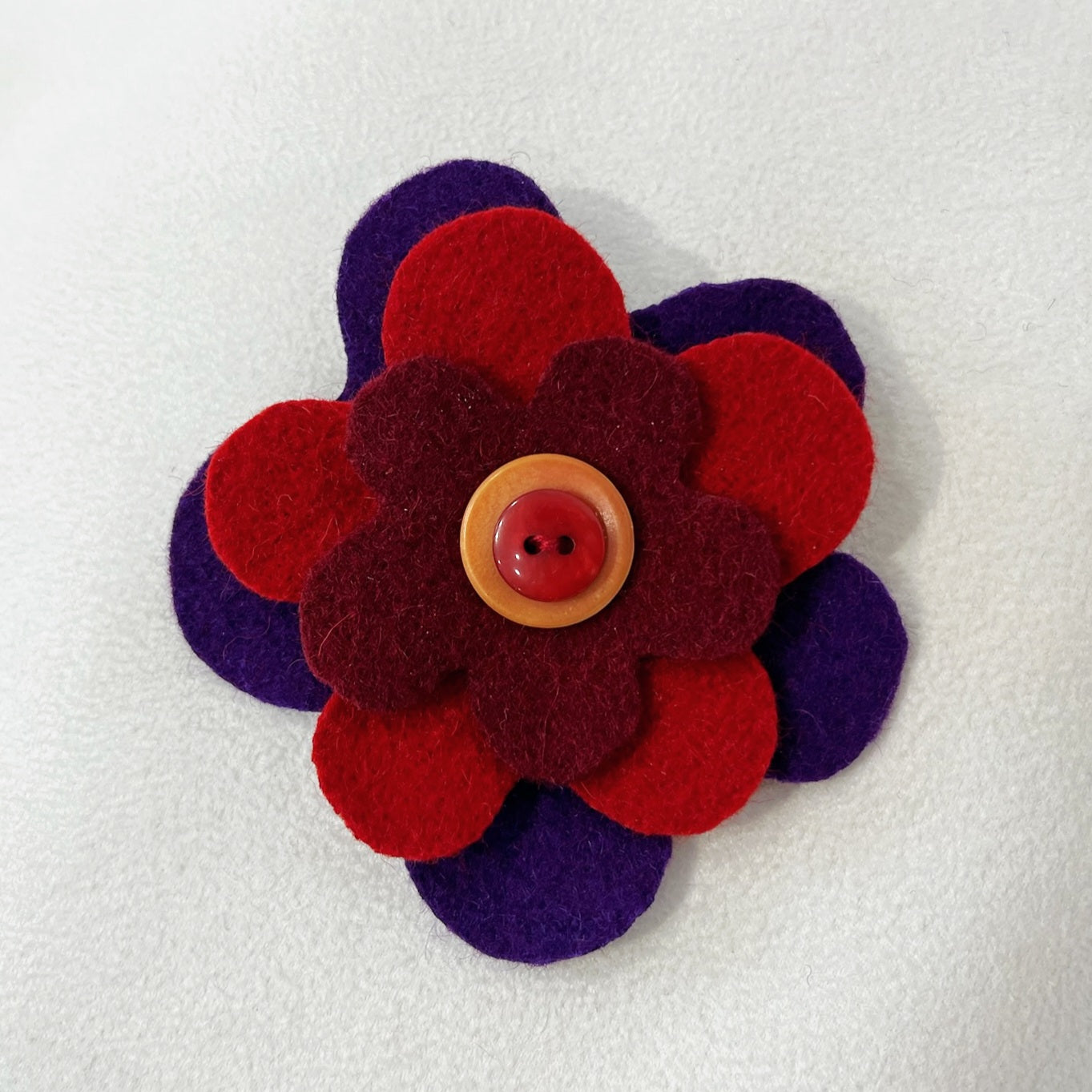 Broche fleur en laine