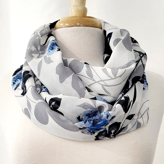 Foulard circulaire imprimé de fleurs grises, noires et bleues