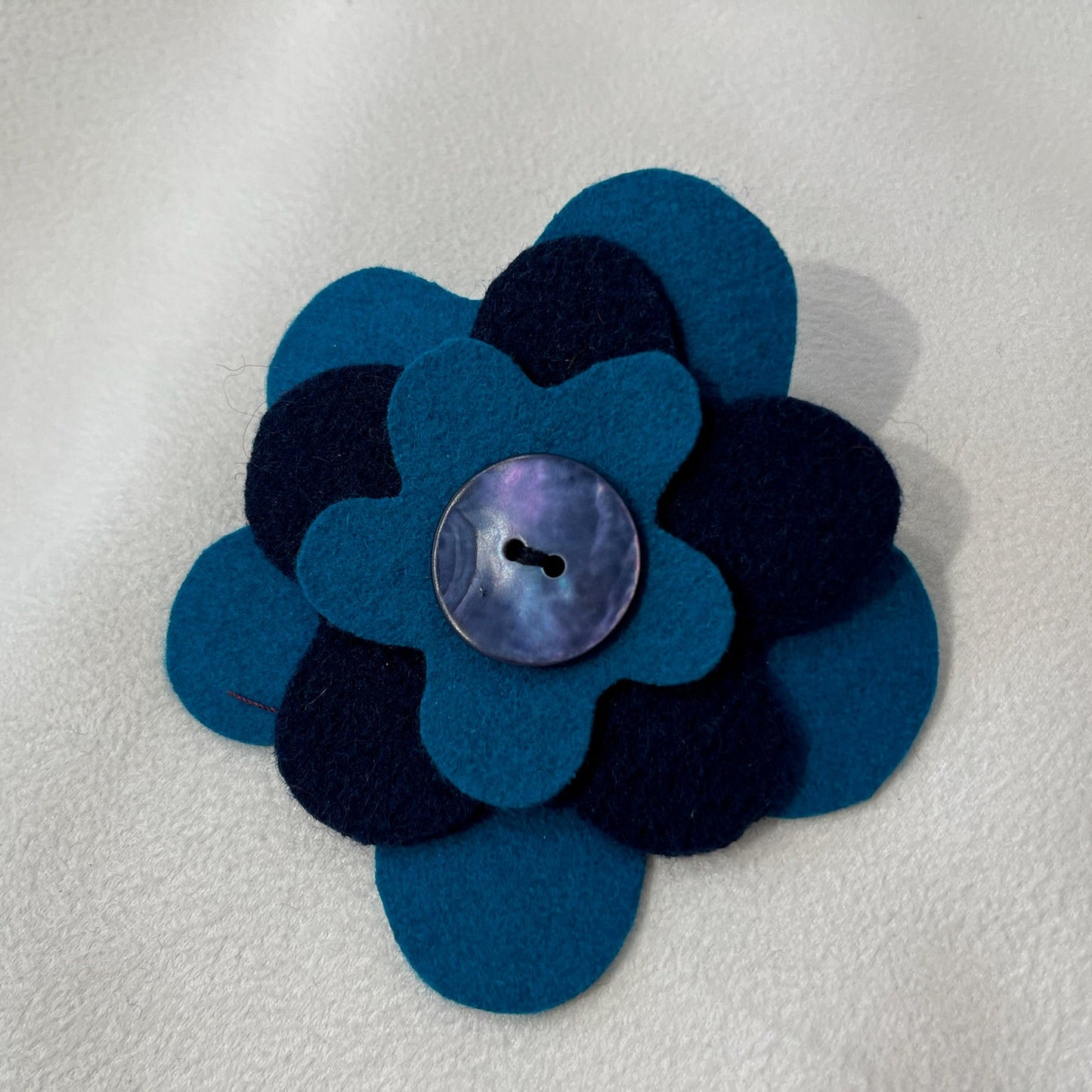 Broche fleur en laine