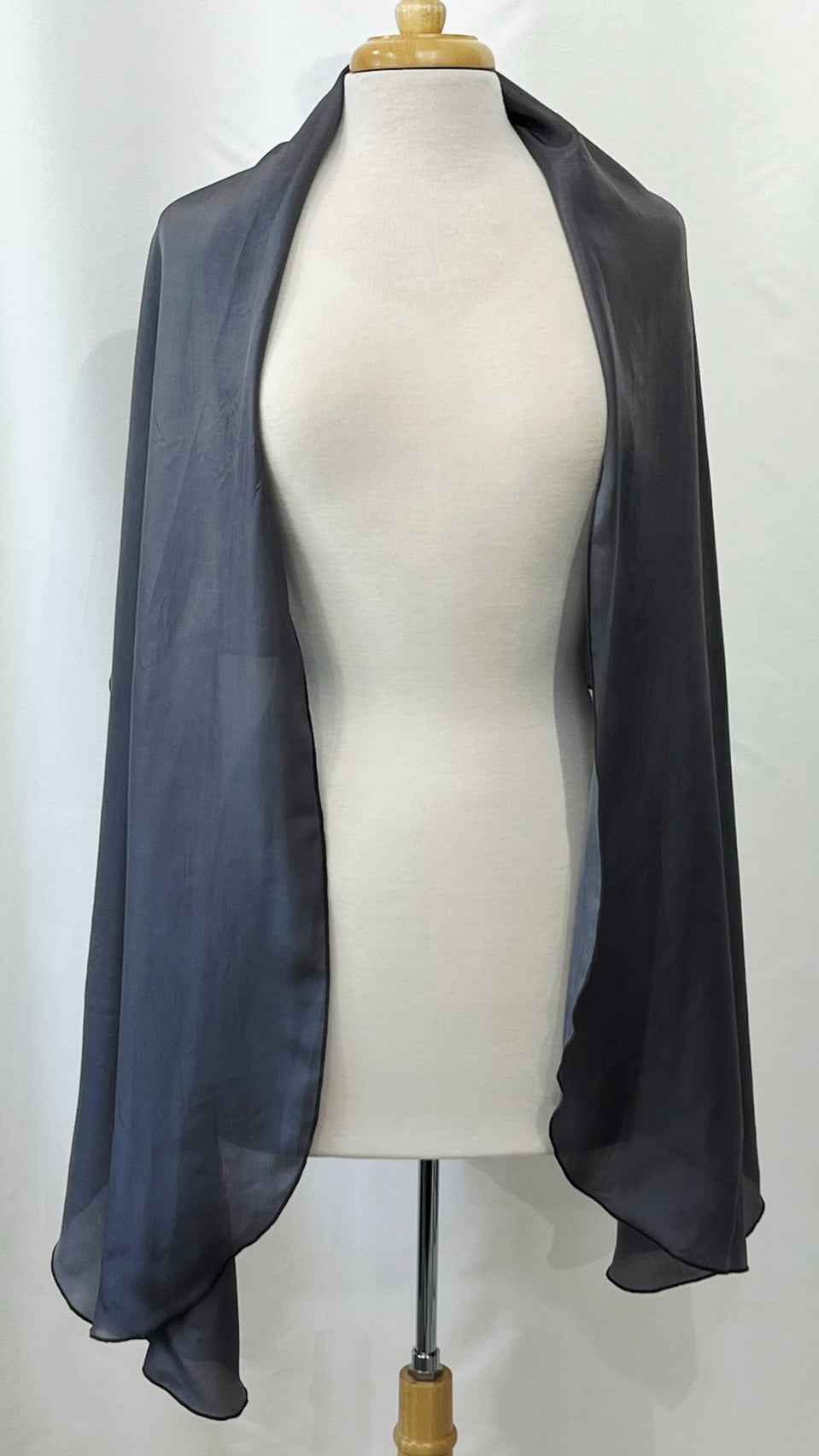 Foulard long et léger en soie gris foncé