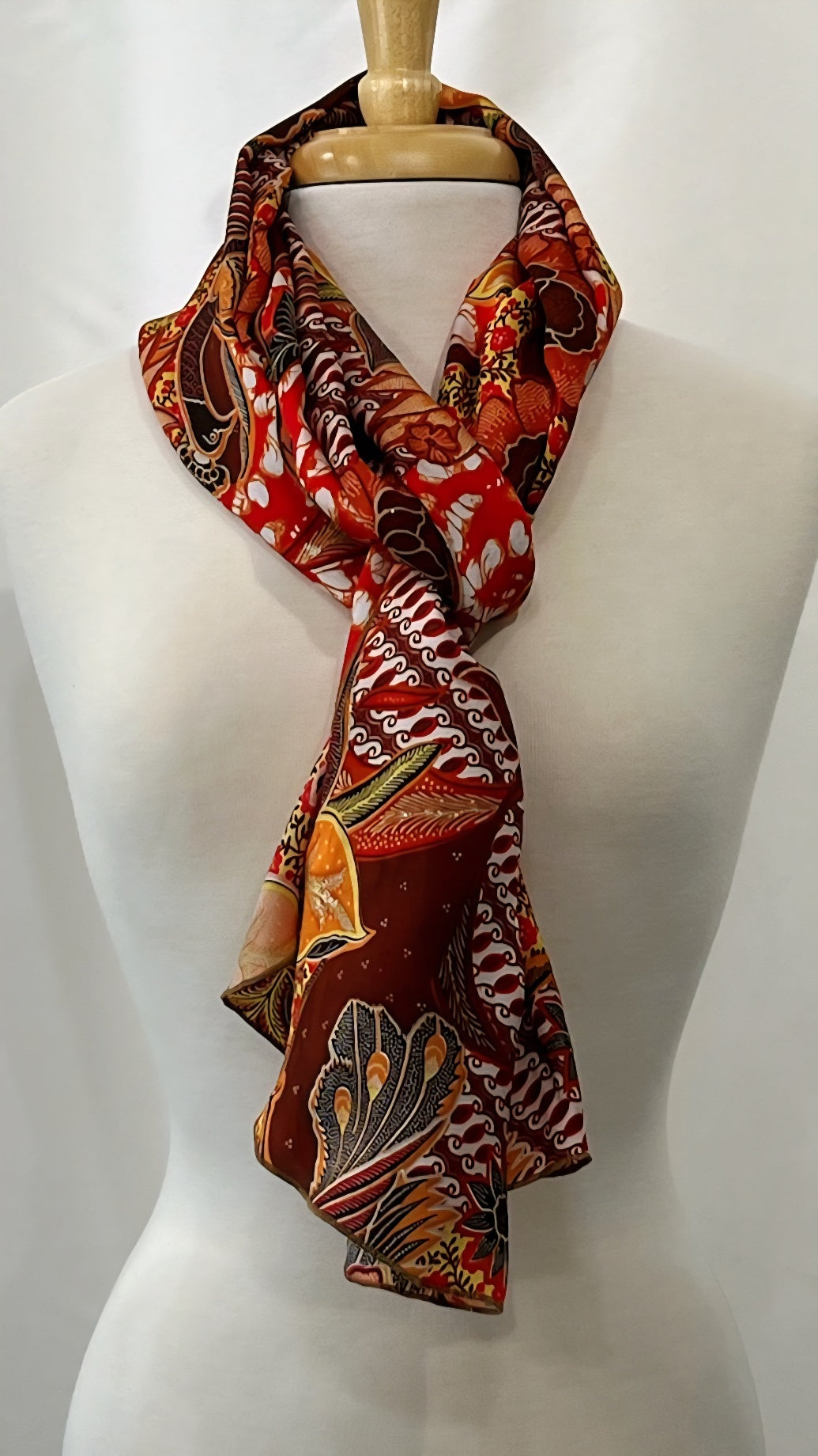 Foulard long imprimé oriental en tons chauds