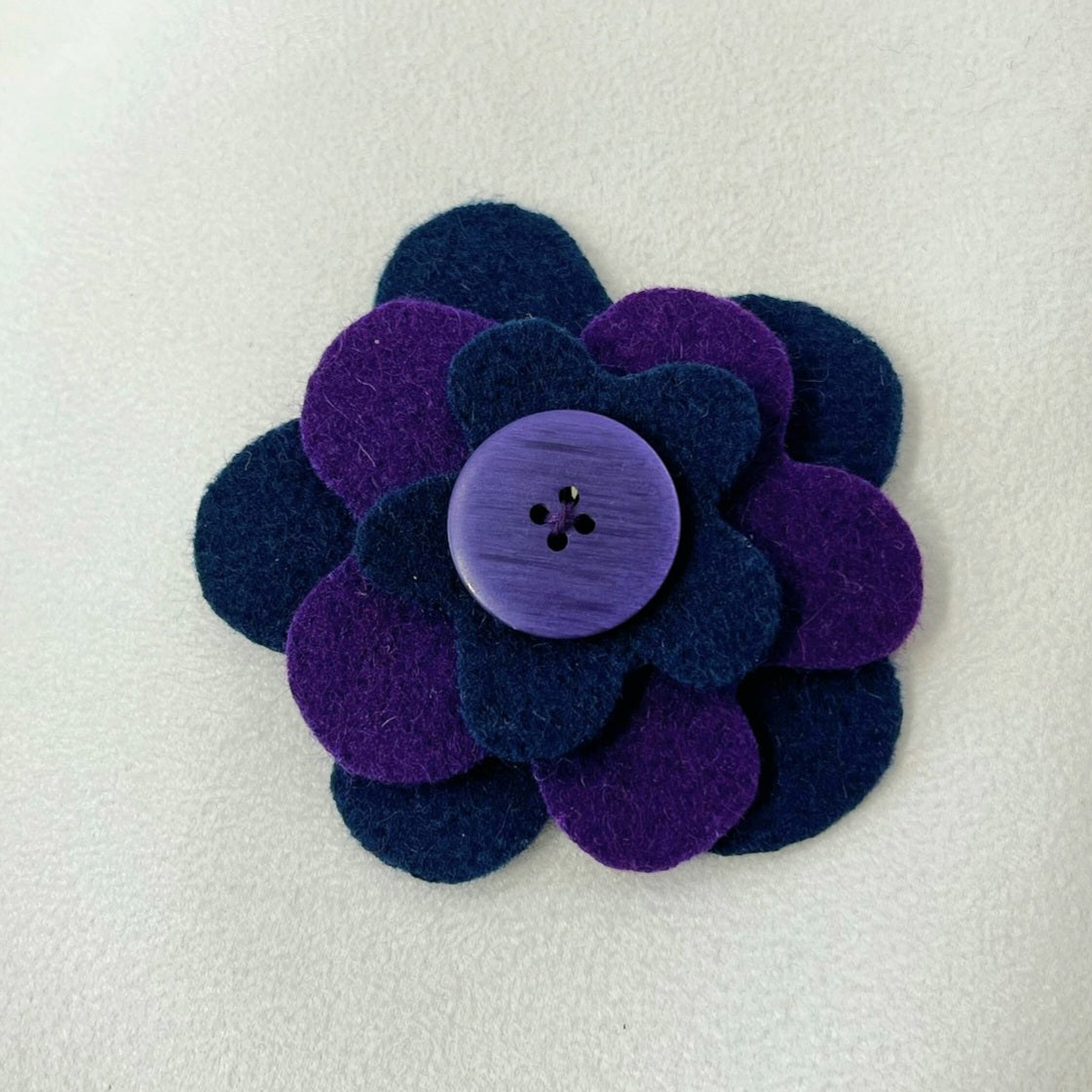 Broche fleur en laine