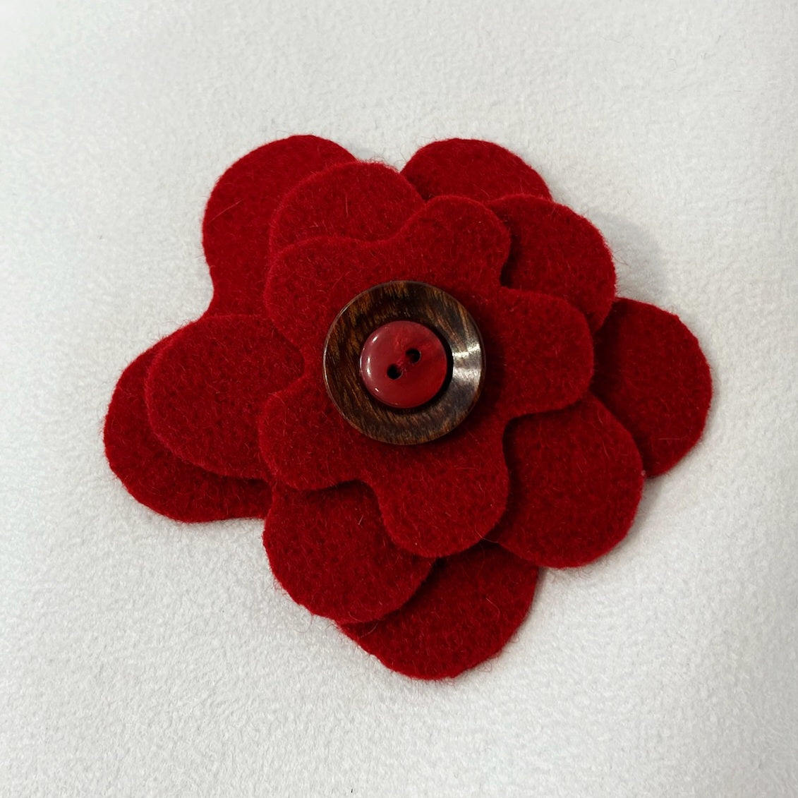 Broche fleur en laine
