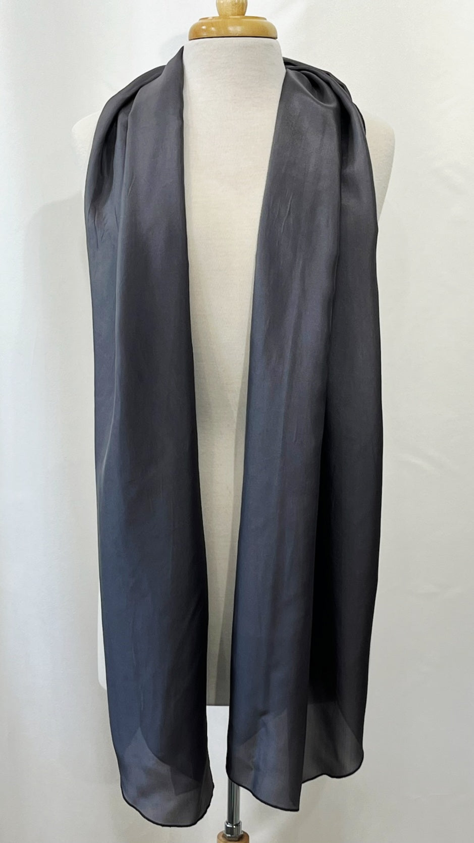 Foulard long et léger en soie gris foncé