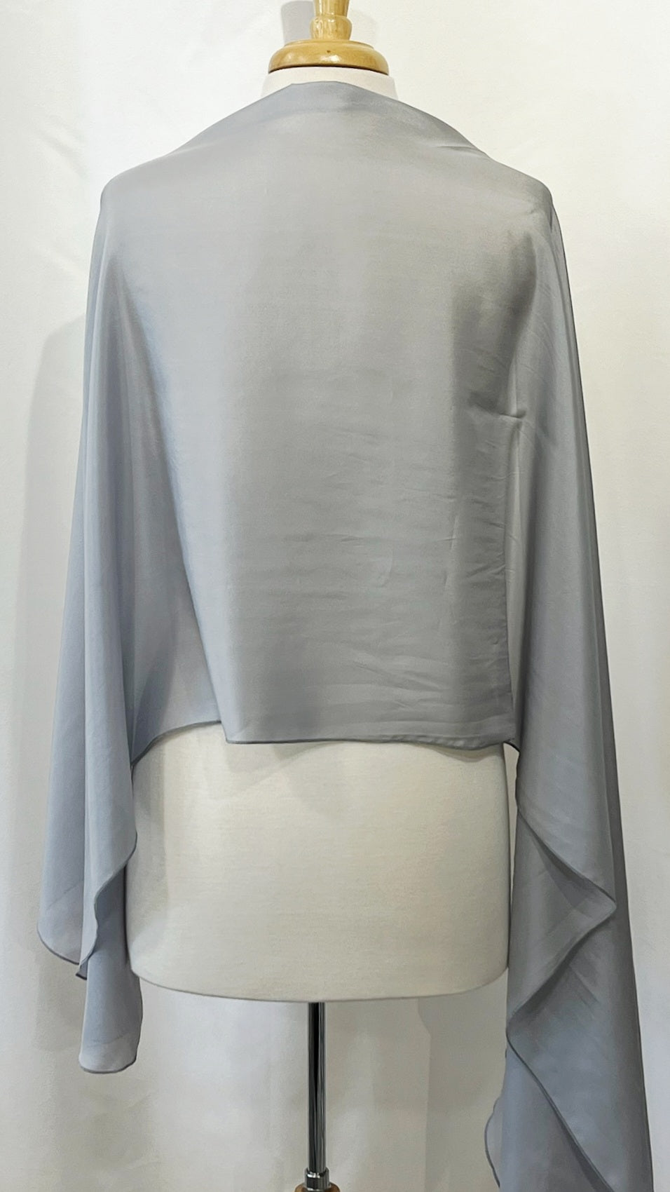 Foulard long et léger en soie gris perle.