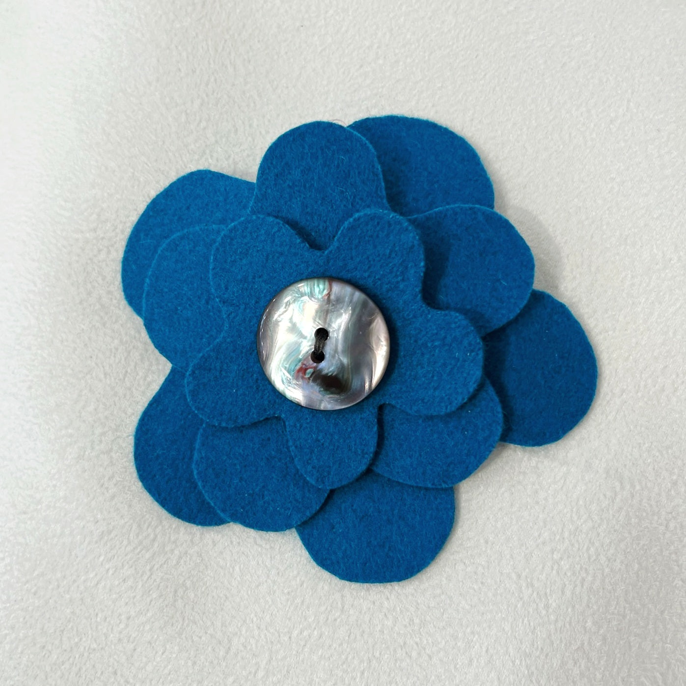 Broche fleur en laine