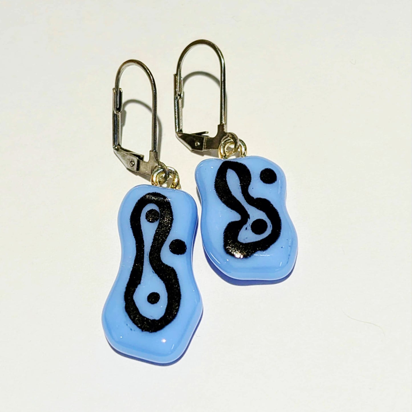 Boucles d'oreilles bleues en verre fusionné - Laparé bijoux.