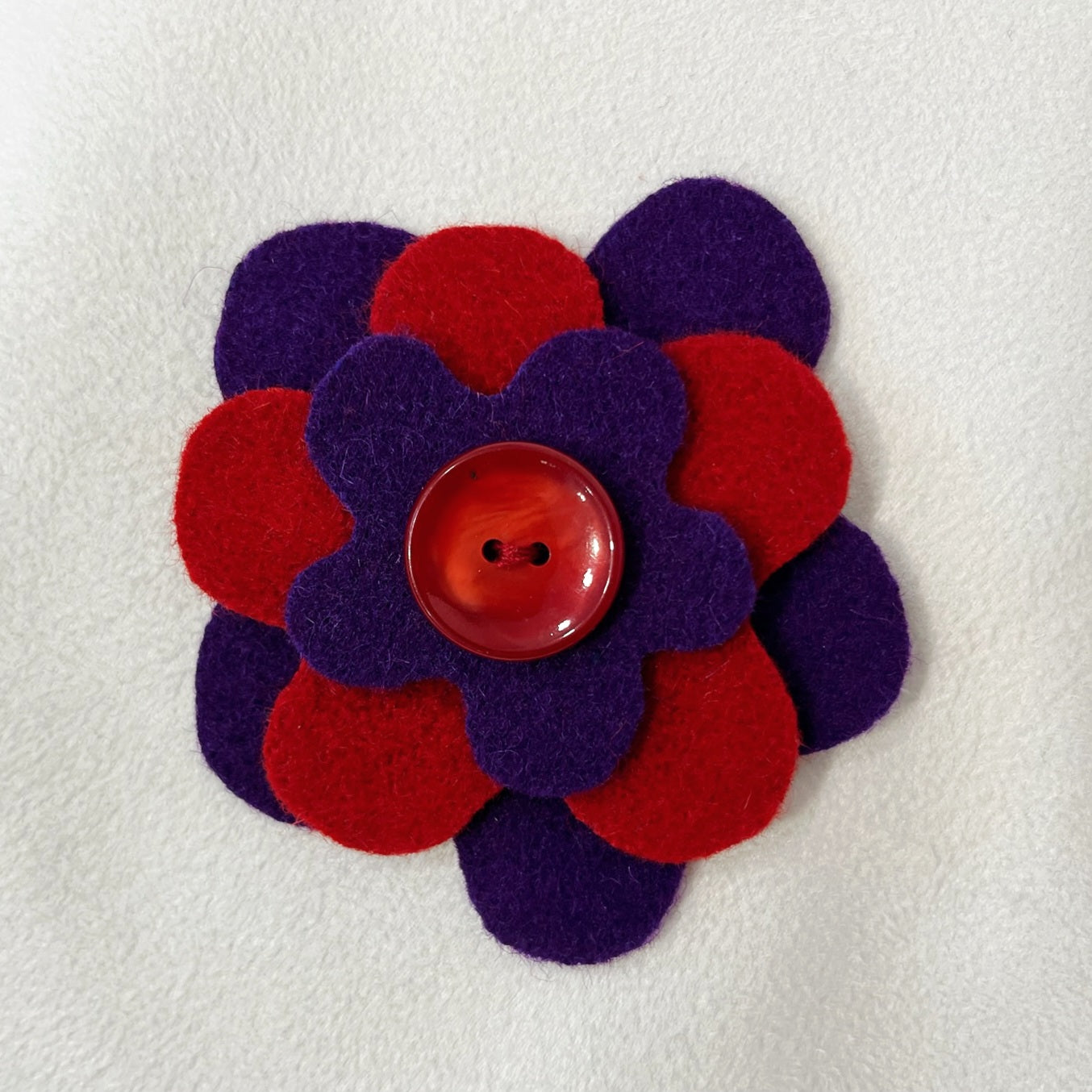 Broche fleur en laine