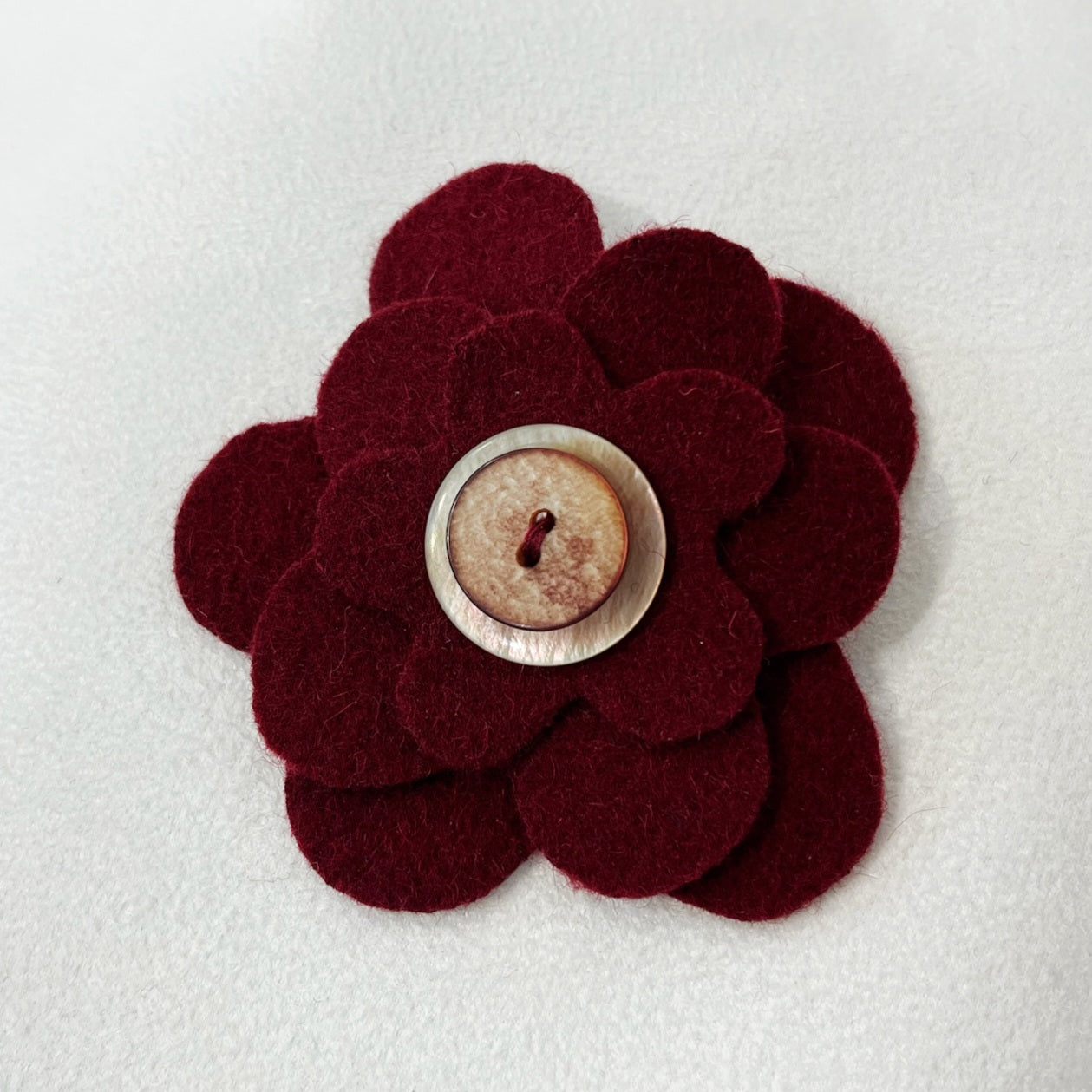 Broche fleur en laine