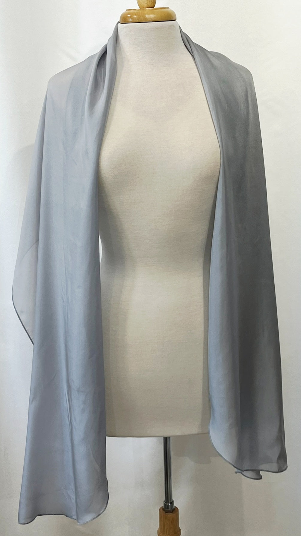 Foulard long et léger en soie gris perle.