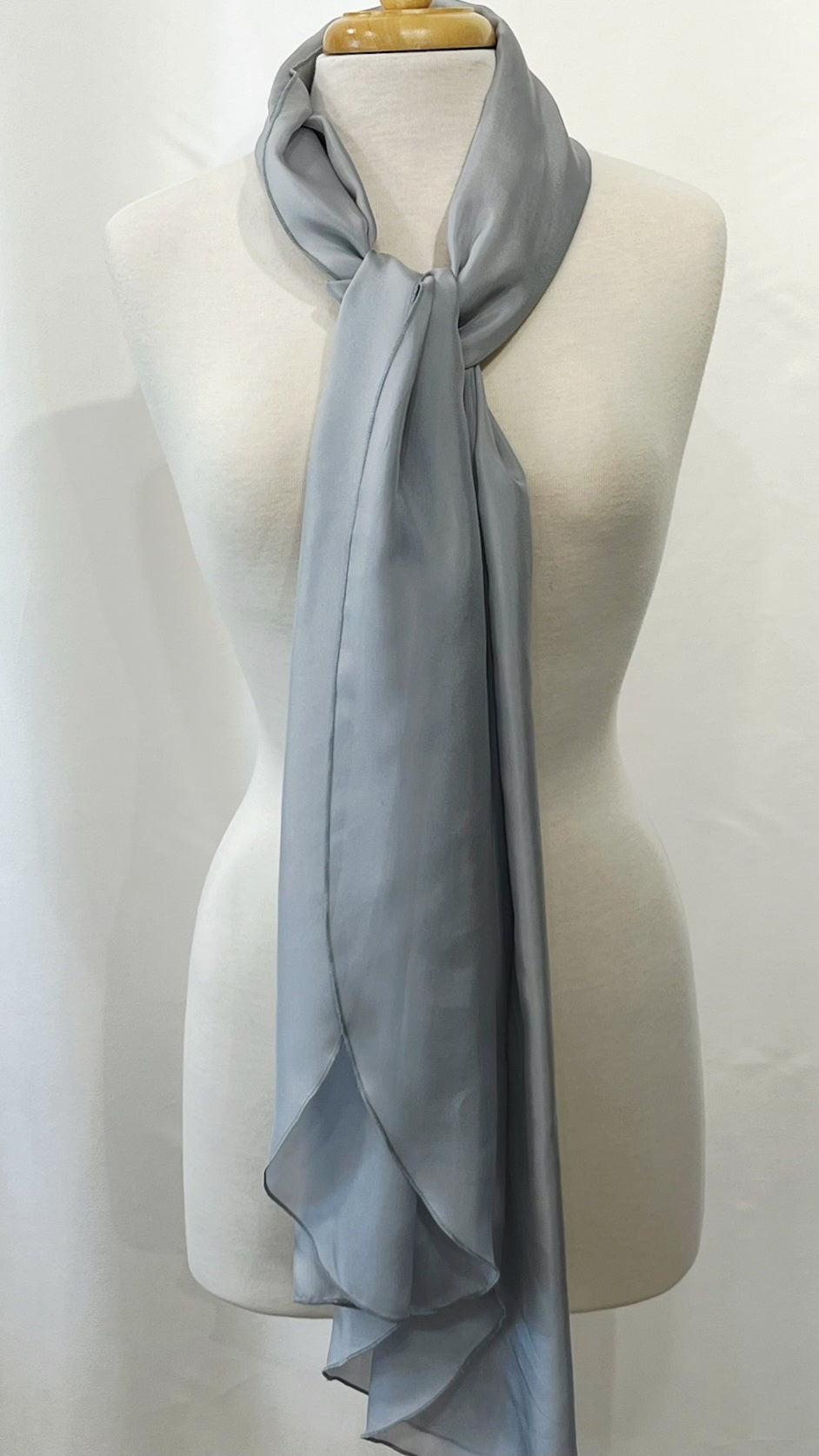 Foulard long et léger en soie gris perle.