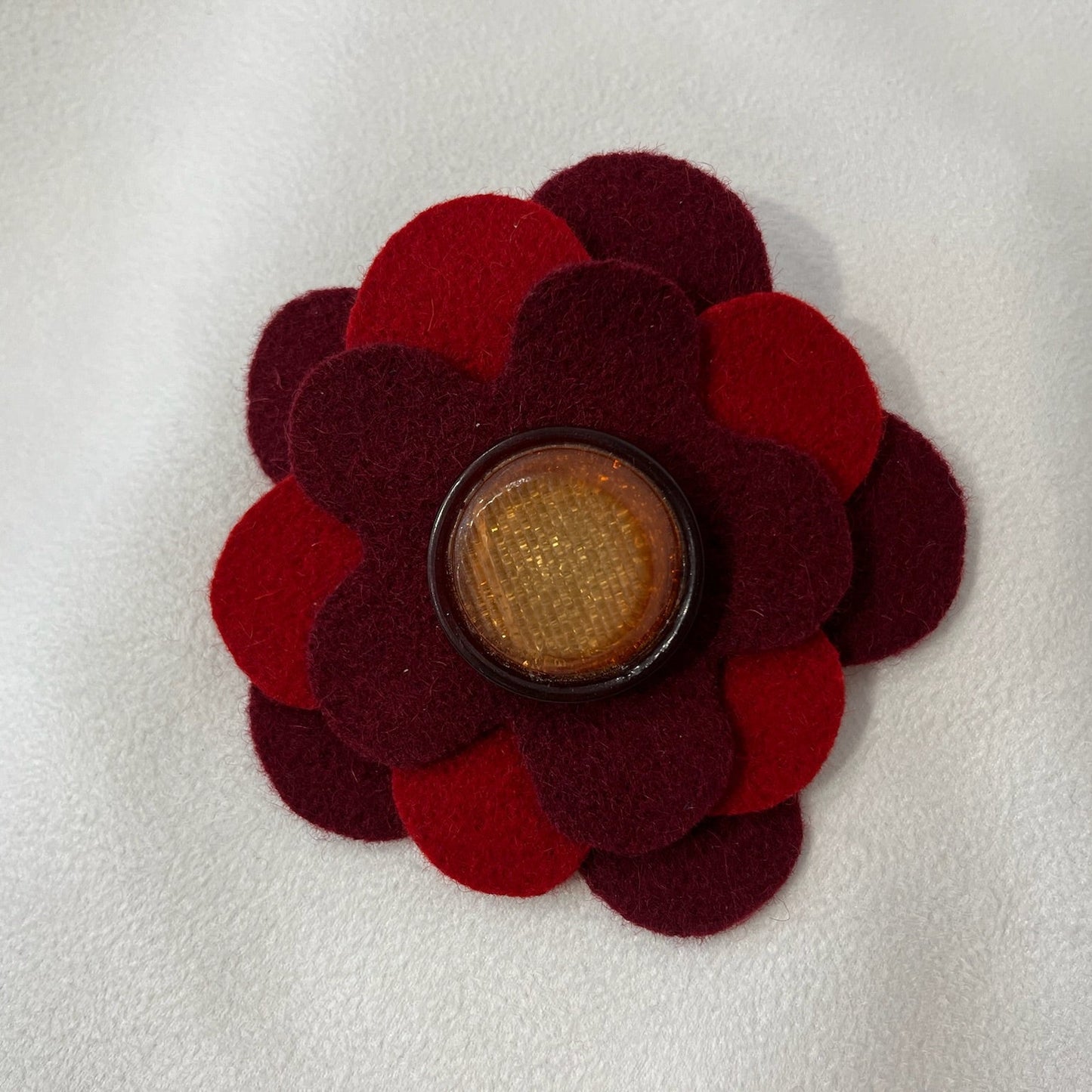 Broche fleur en laine