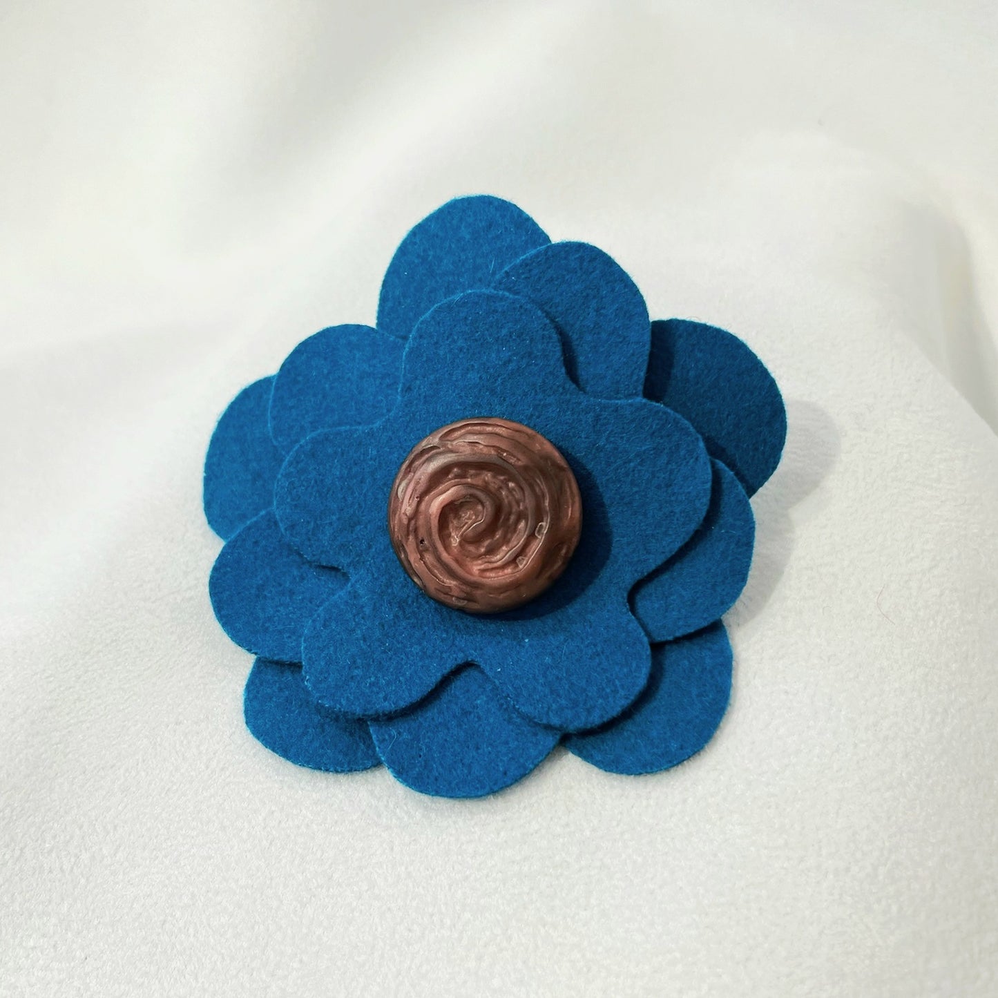Broche fleur en laine