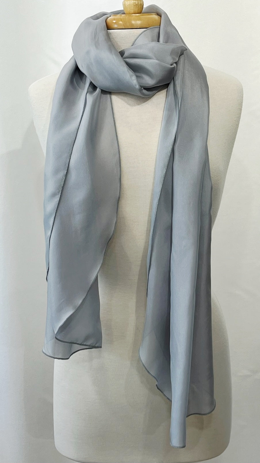Foulard long et léger en soie gris perle.