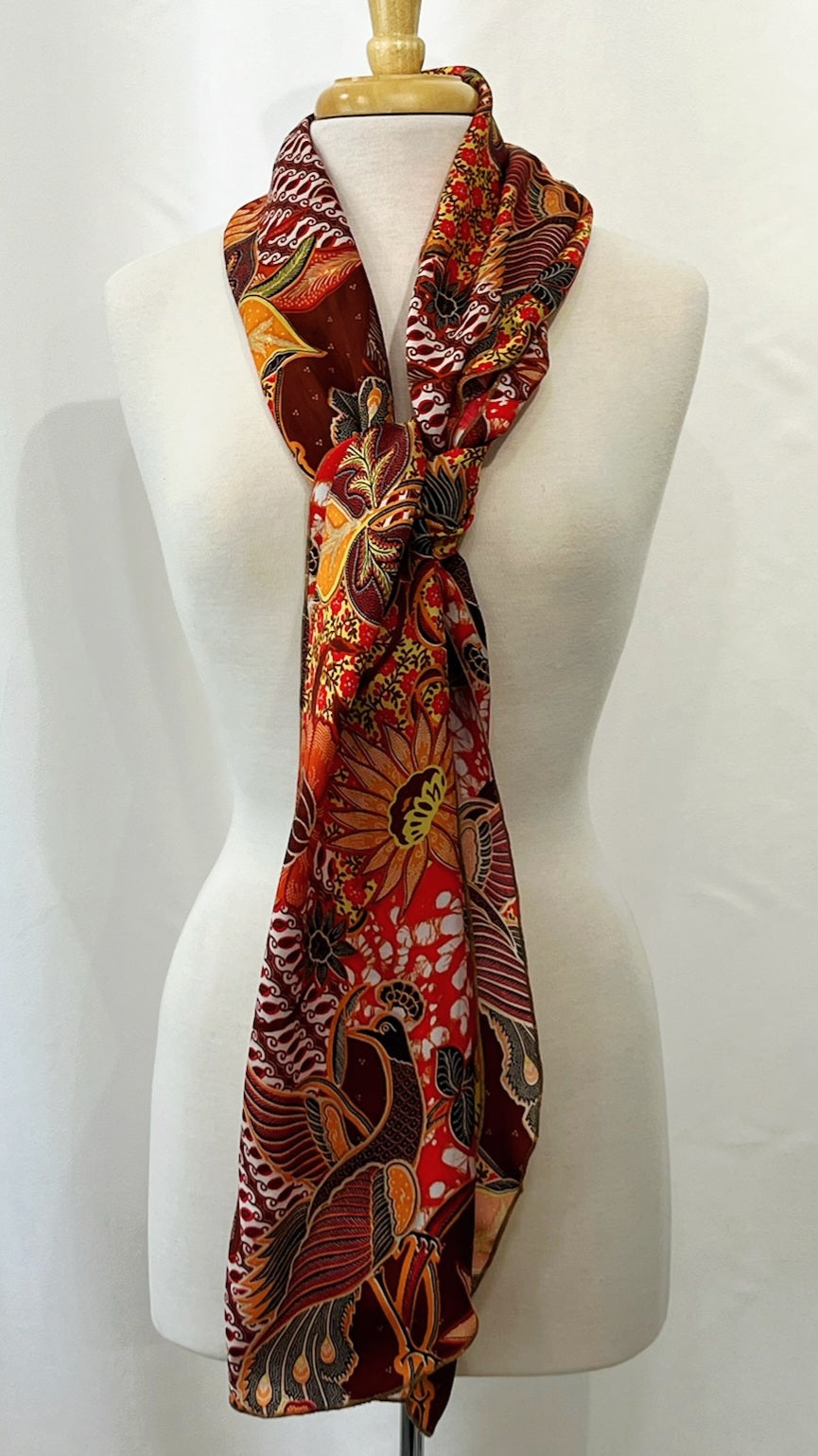 Foulard long imprimé oriental en tons chauds