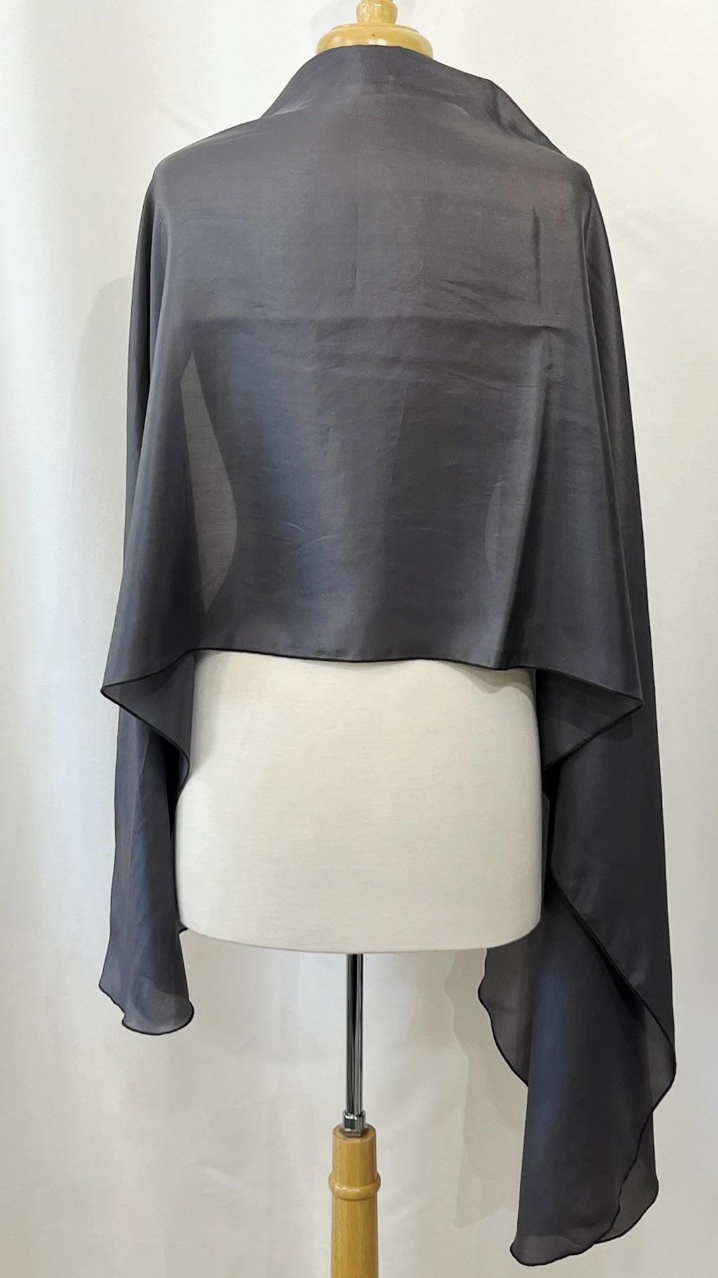 Foulard long et léger en soie gris foncé