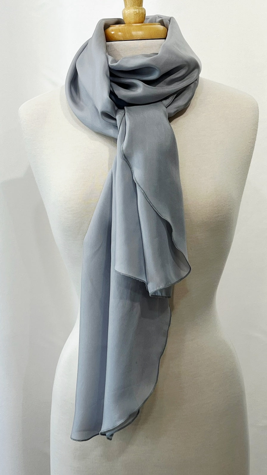 Foulard long et léger en soie gris perle.