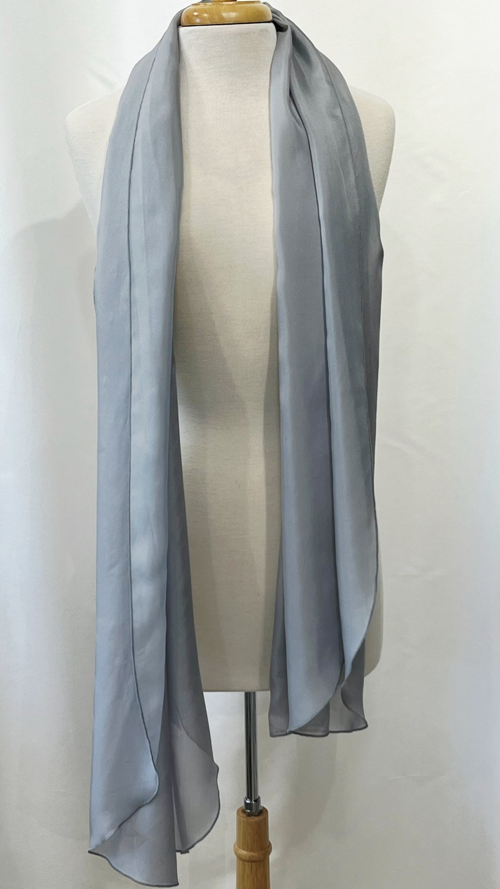 Foulard long et léger en soie gris perle.