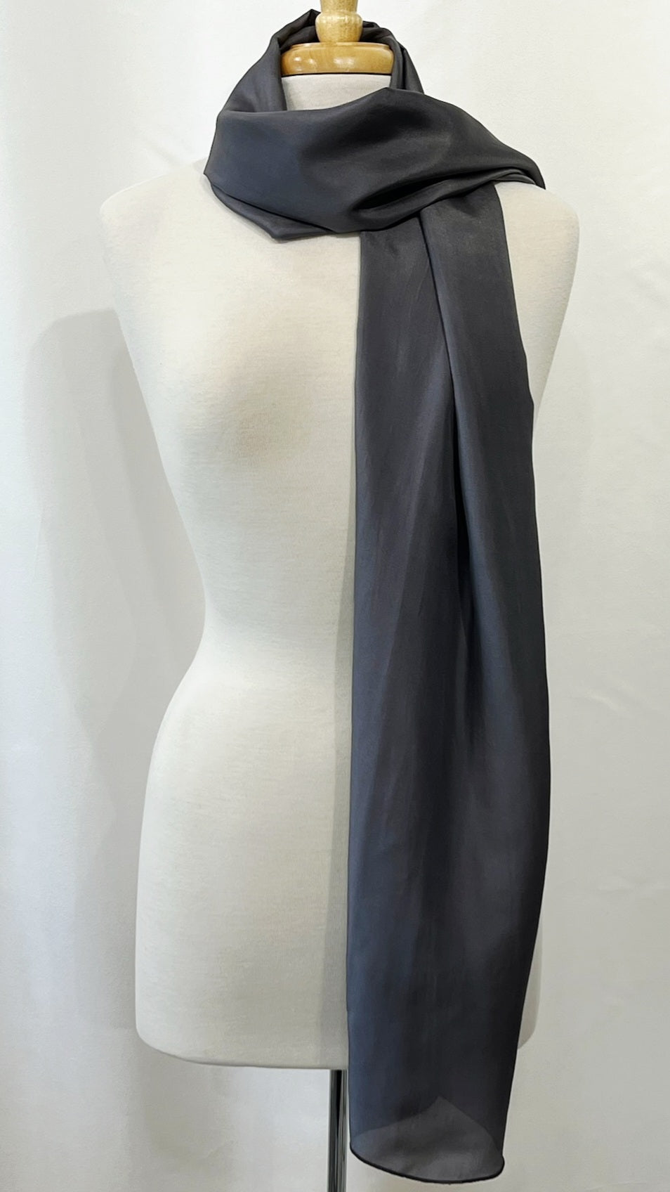 Foulard long et léger en soie gris foncé