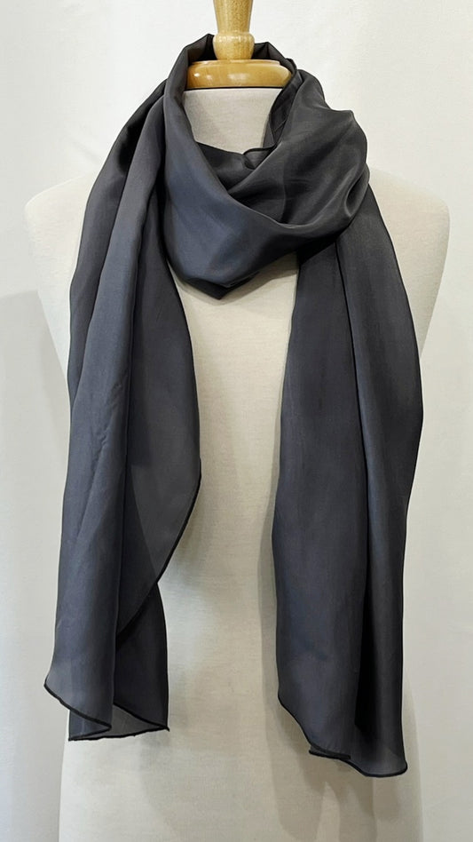 Foulard long et léger en soie gris foncé