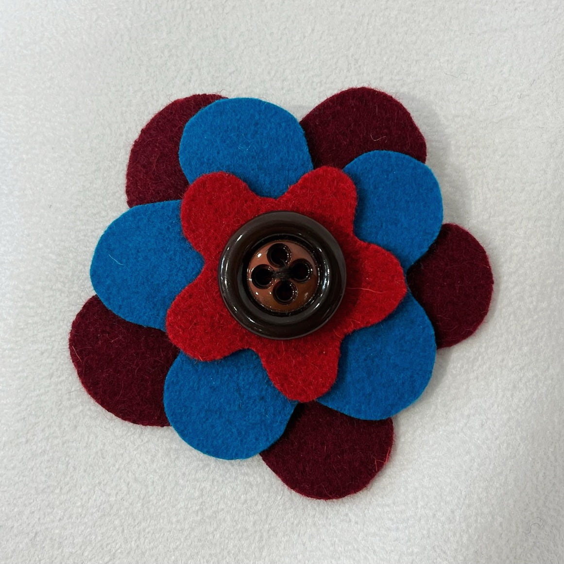 Broche fleur en laine