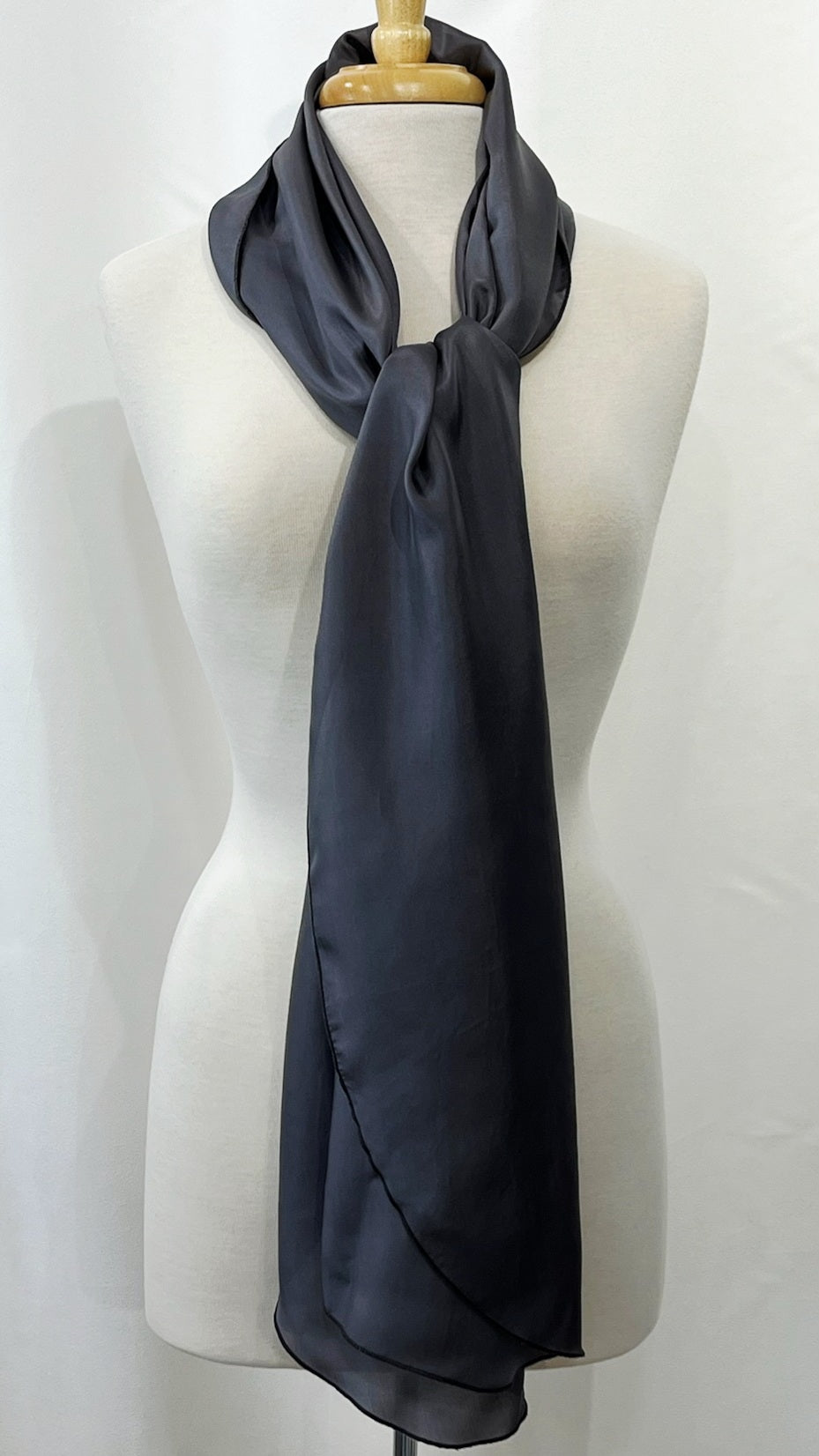 Foulard long et léger en soie gris foncé