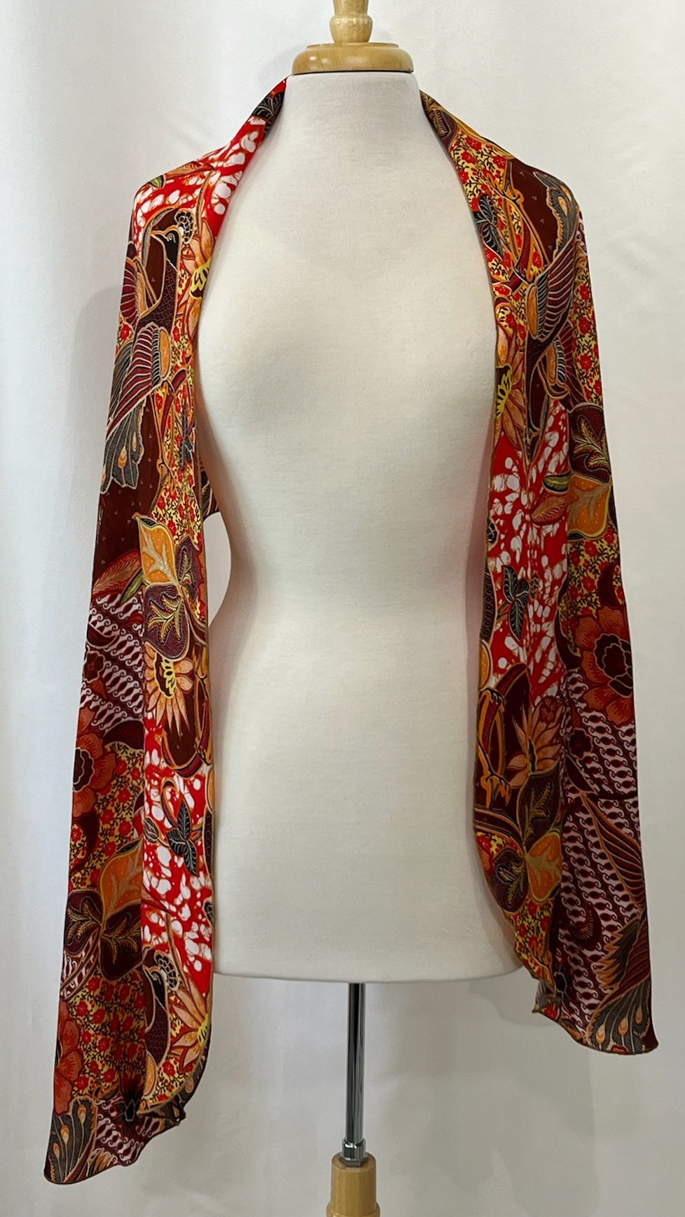 Foulard long imprimé oriental en tons chauds