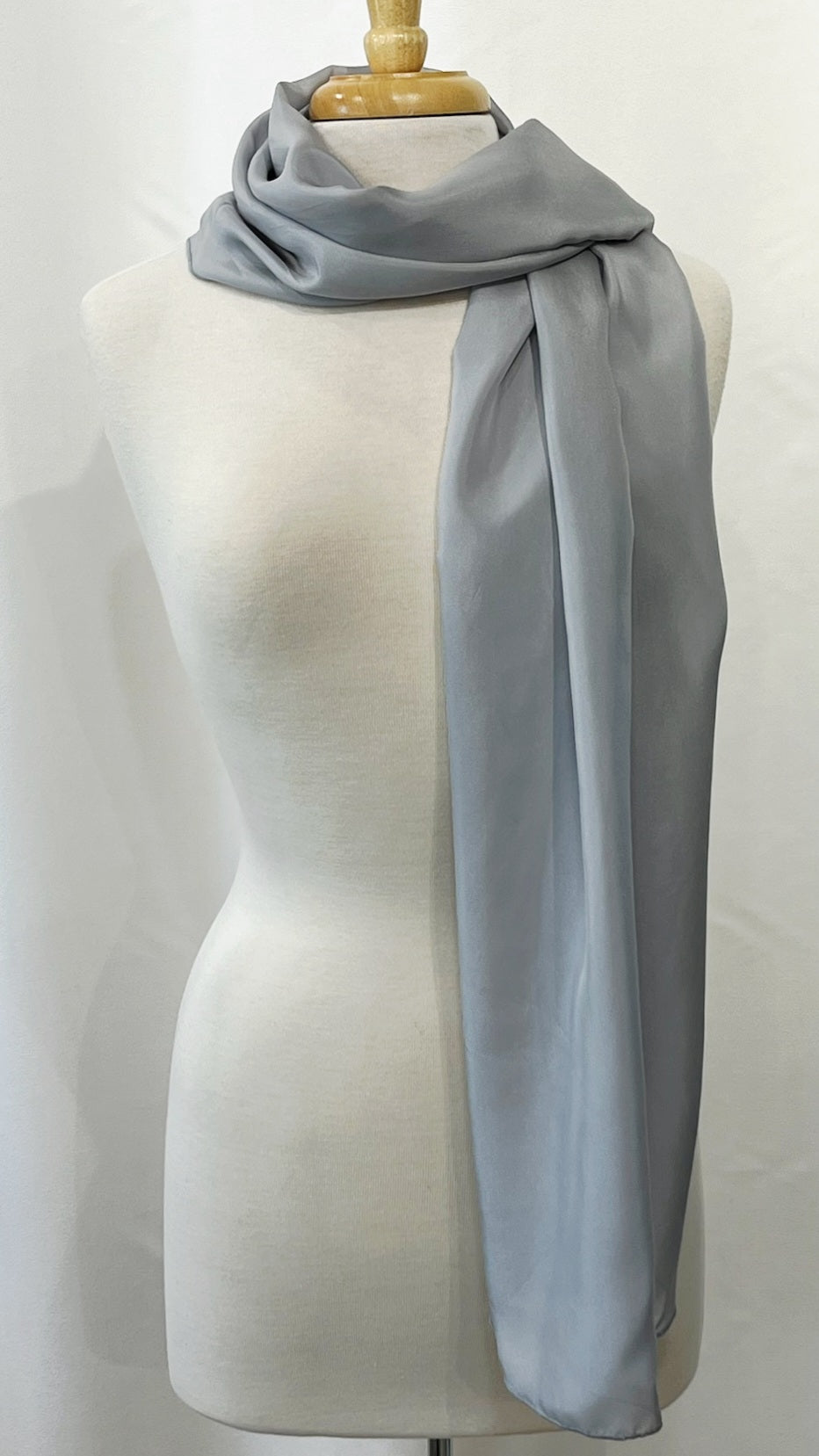Foulard long et léger en soie gris perle.