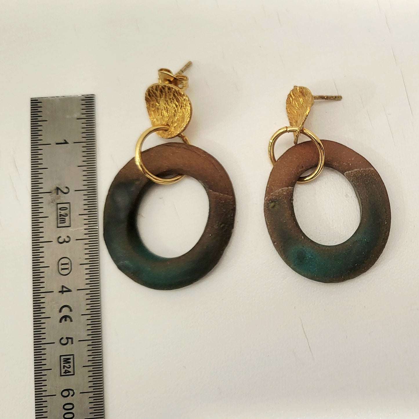 Boucles d'oreilles rondes ajourées en grès rouge B04