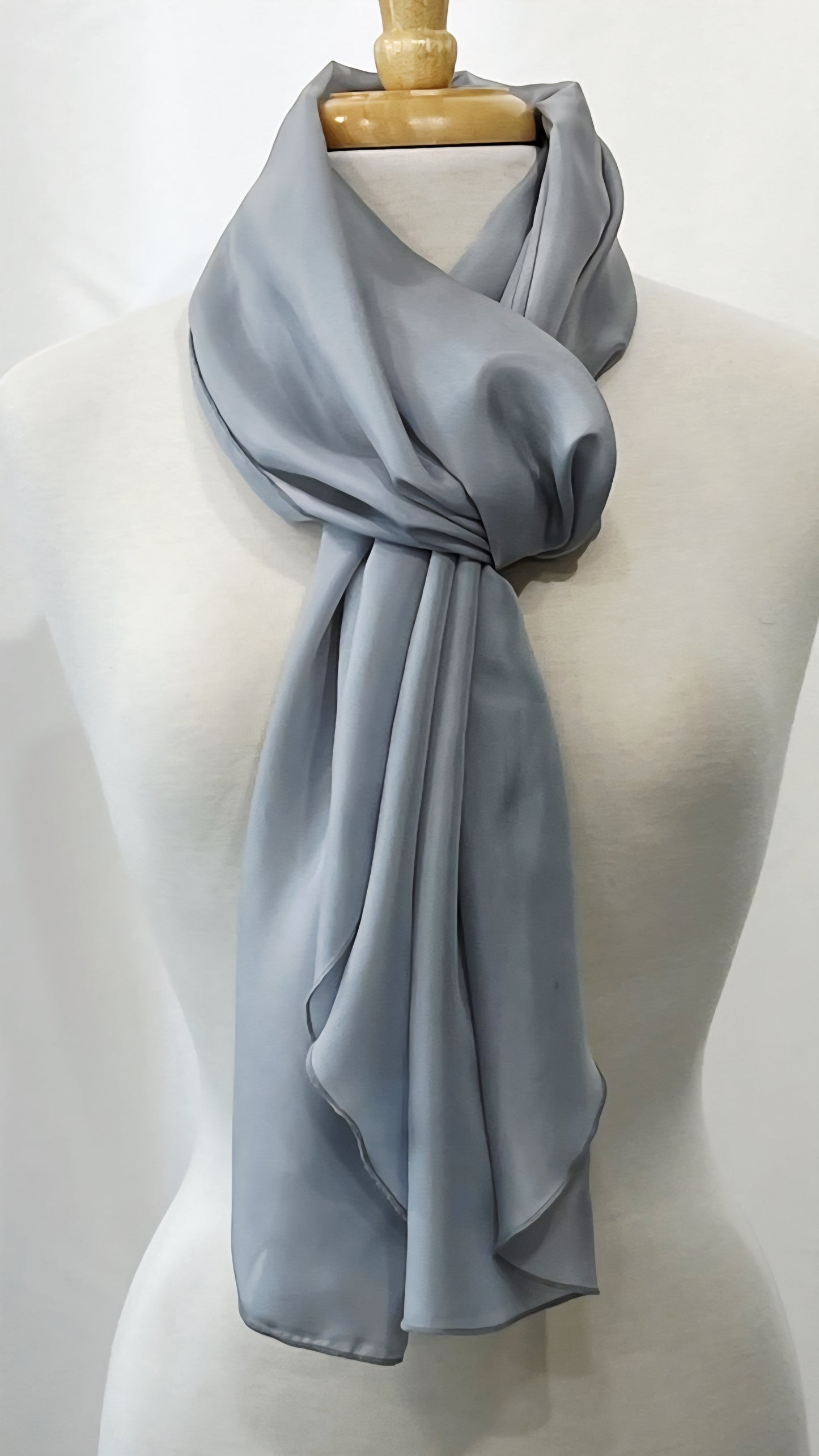 Foulard long et léger en soie gris perle.