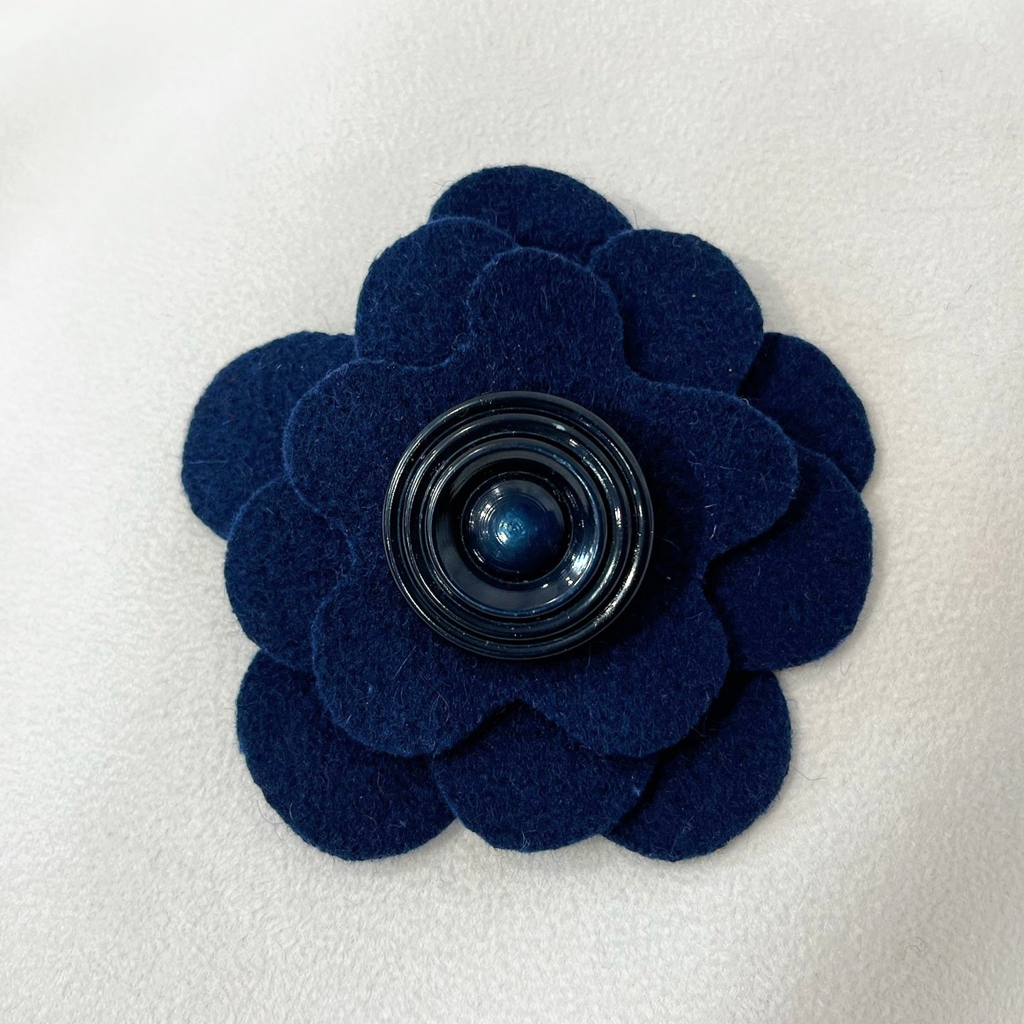 Broche fleur en laine