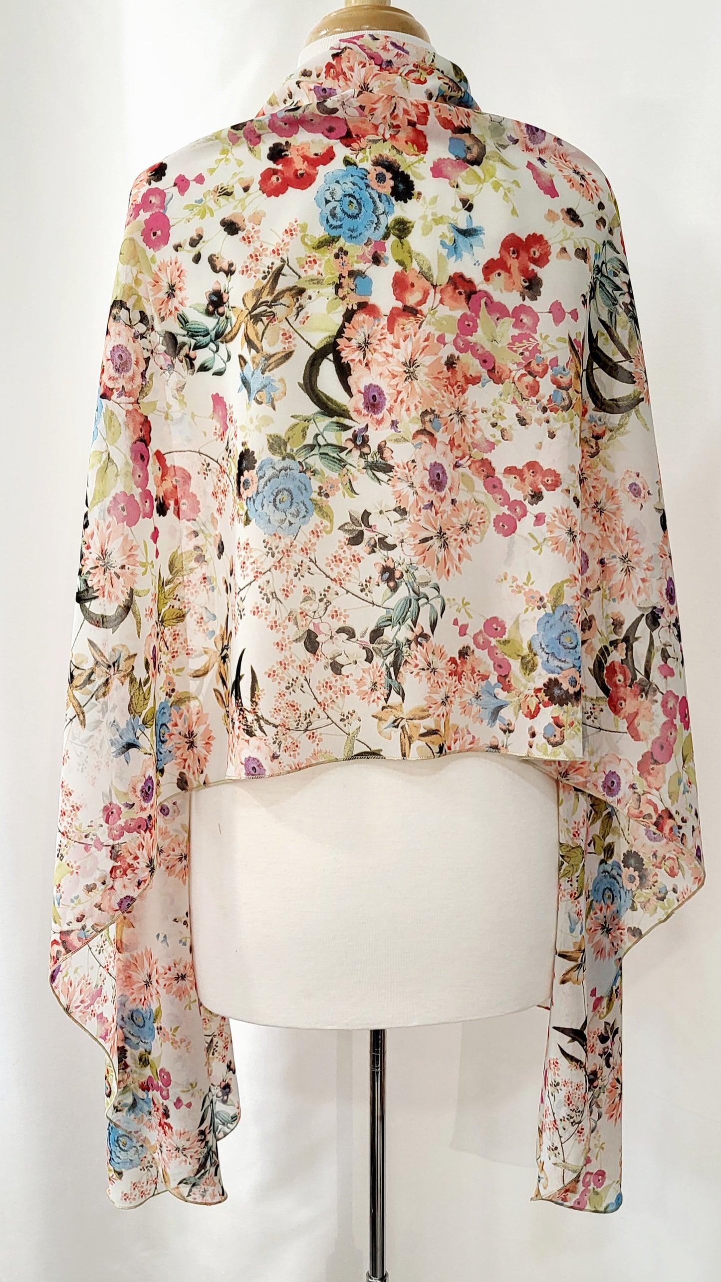 Grand foulard en voilage imprimée de fleurs multicolores.