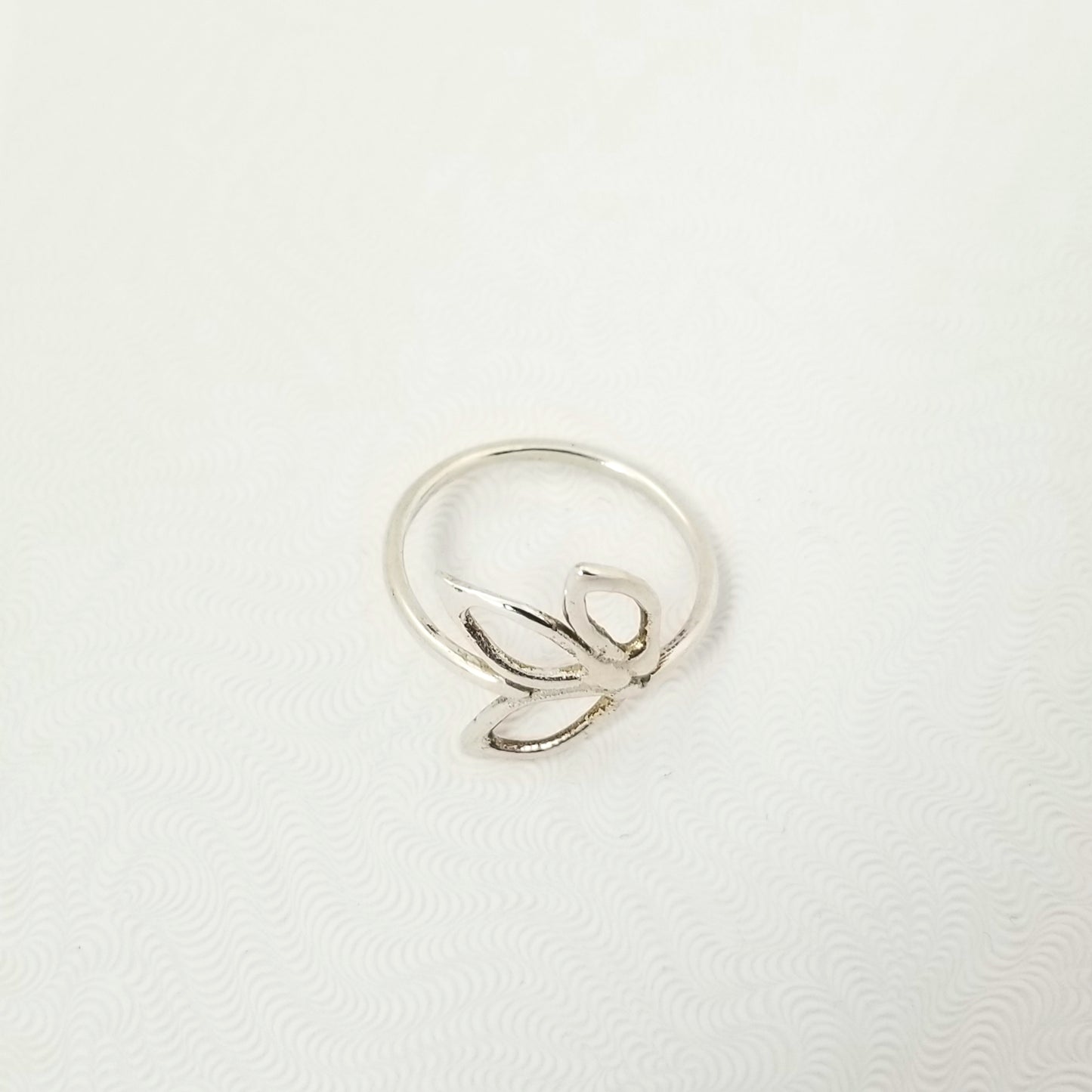 Délicate bague en argent à trois feuilles ajourées