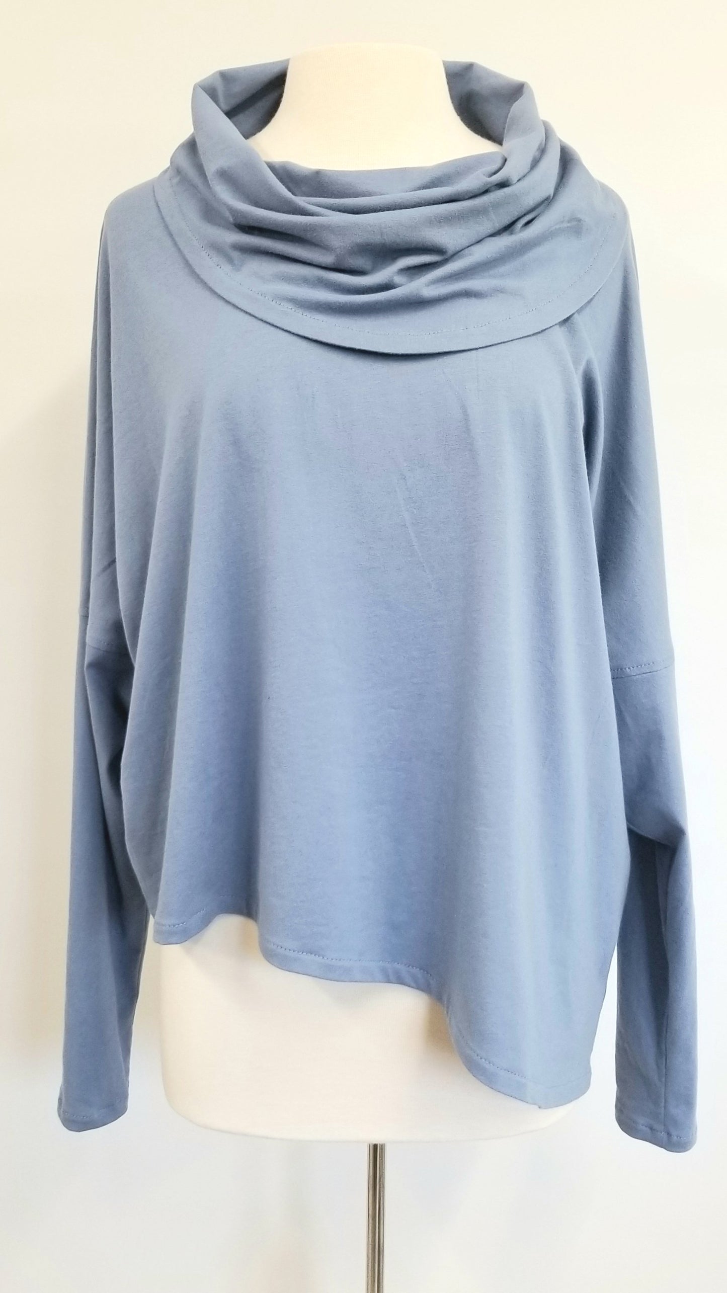 Chandail bleu en coton, ample et asymétrique, fait au Québec CM atelier-boutique