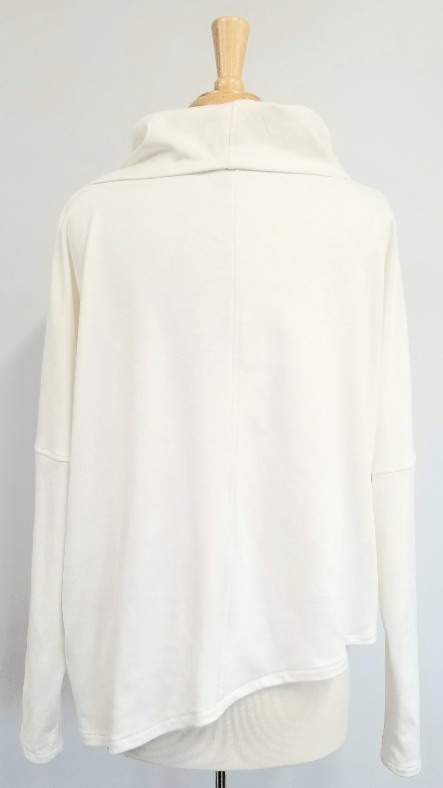Loose and asymmetrical top in ultrasuede