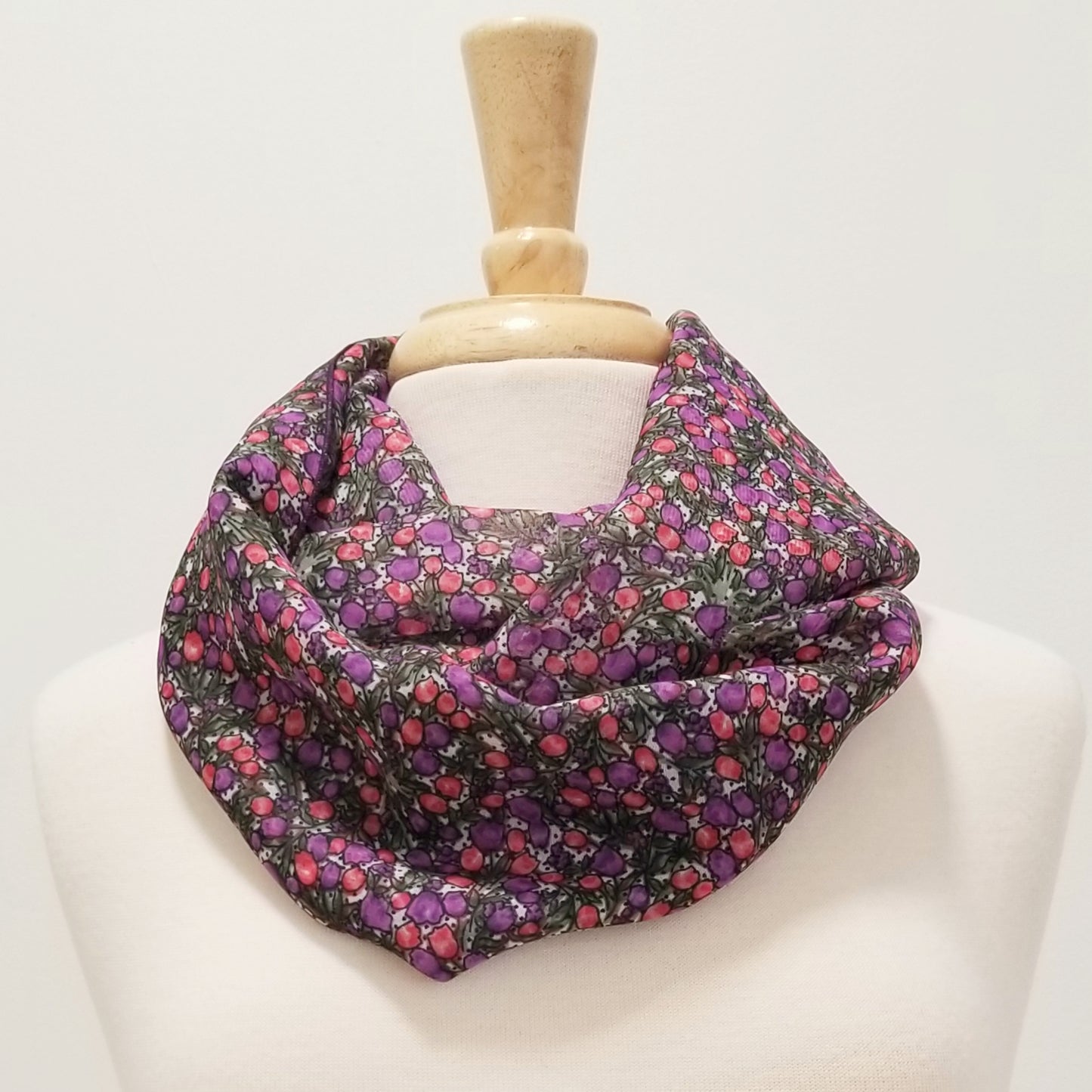 Foulard circulaire à motif de petites tulipes mauves et roses