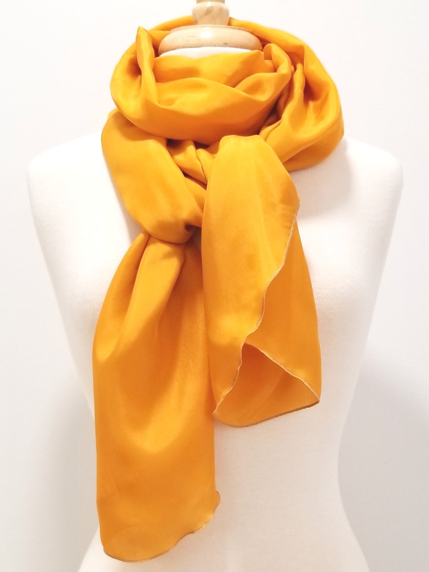 Foulard long et léger en soie jaune