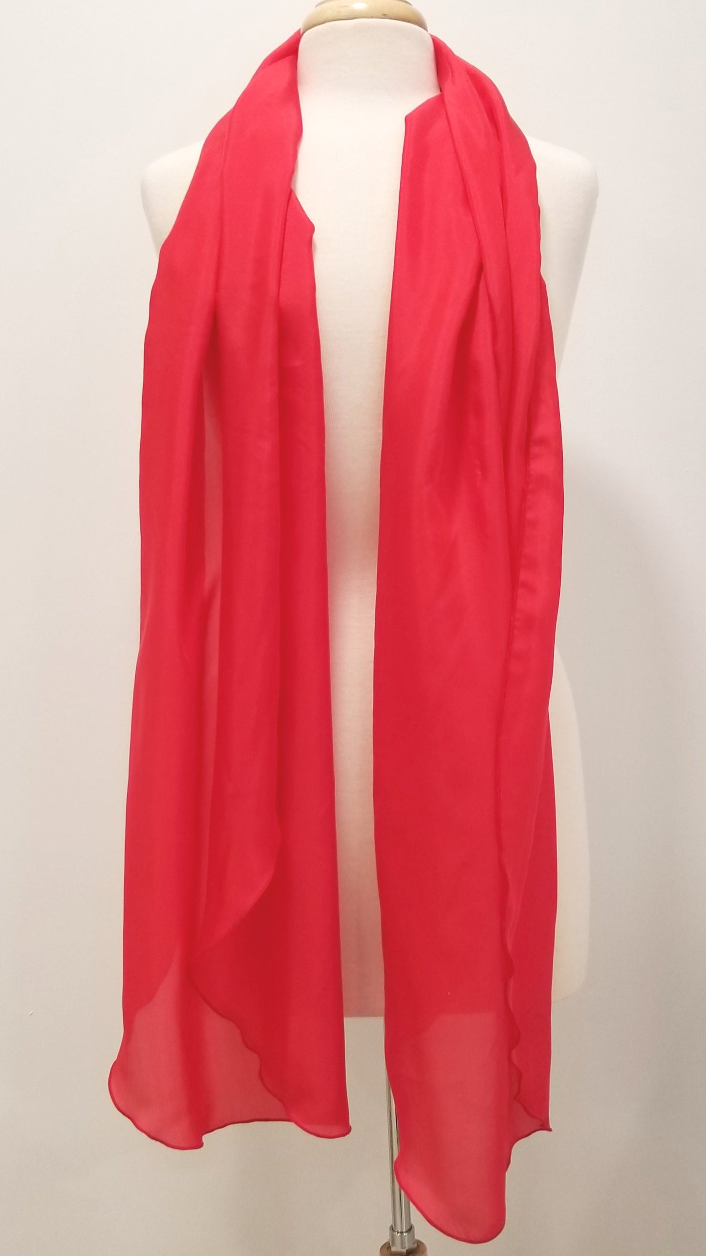 Foulard long et léger en pure soie rouge.