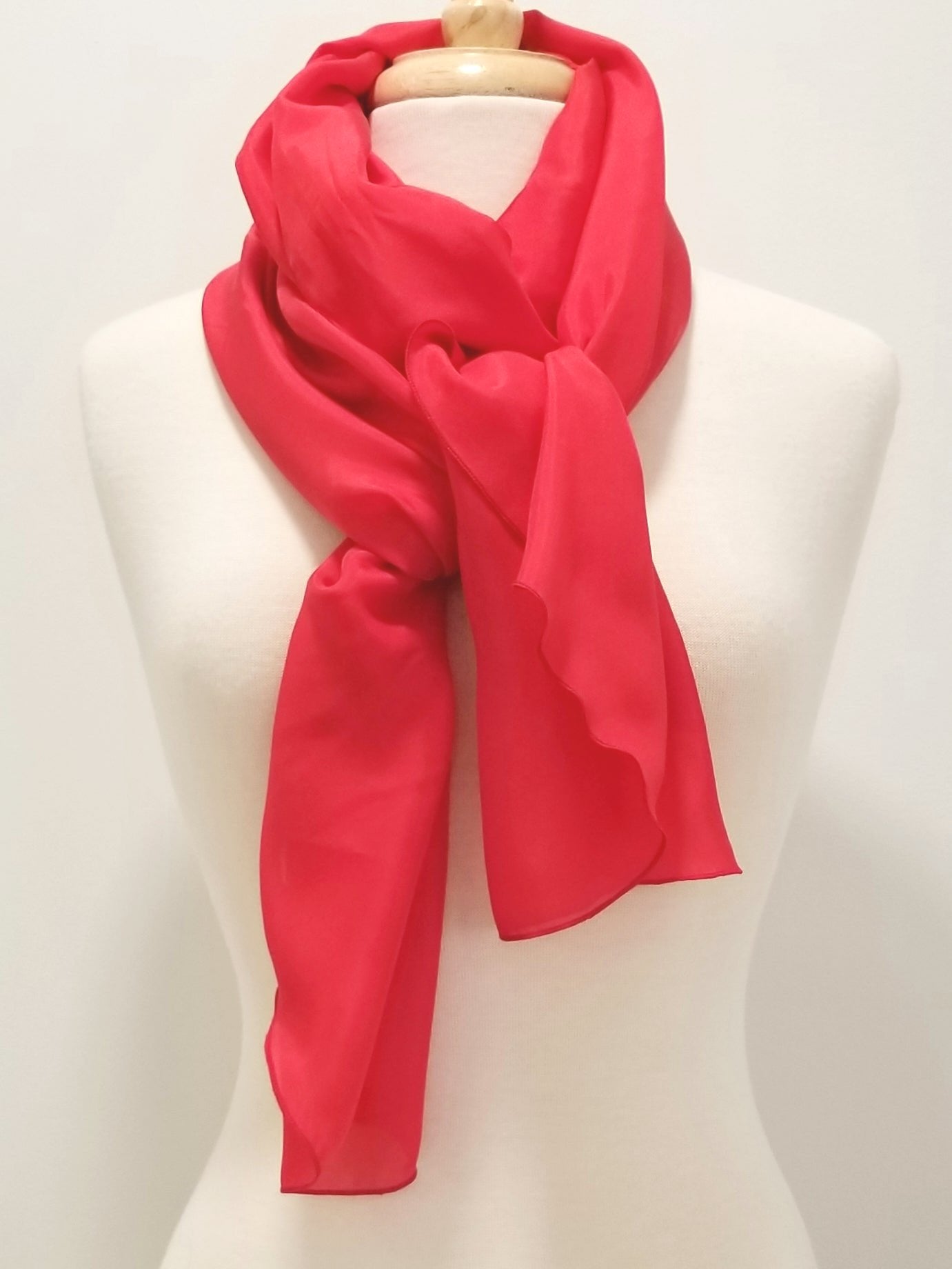 Foulard long et léger en pure soie rouge.