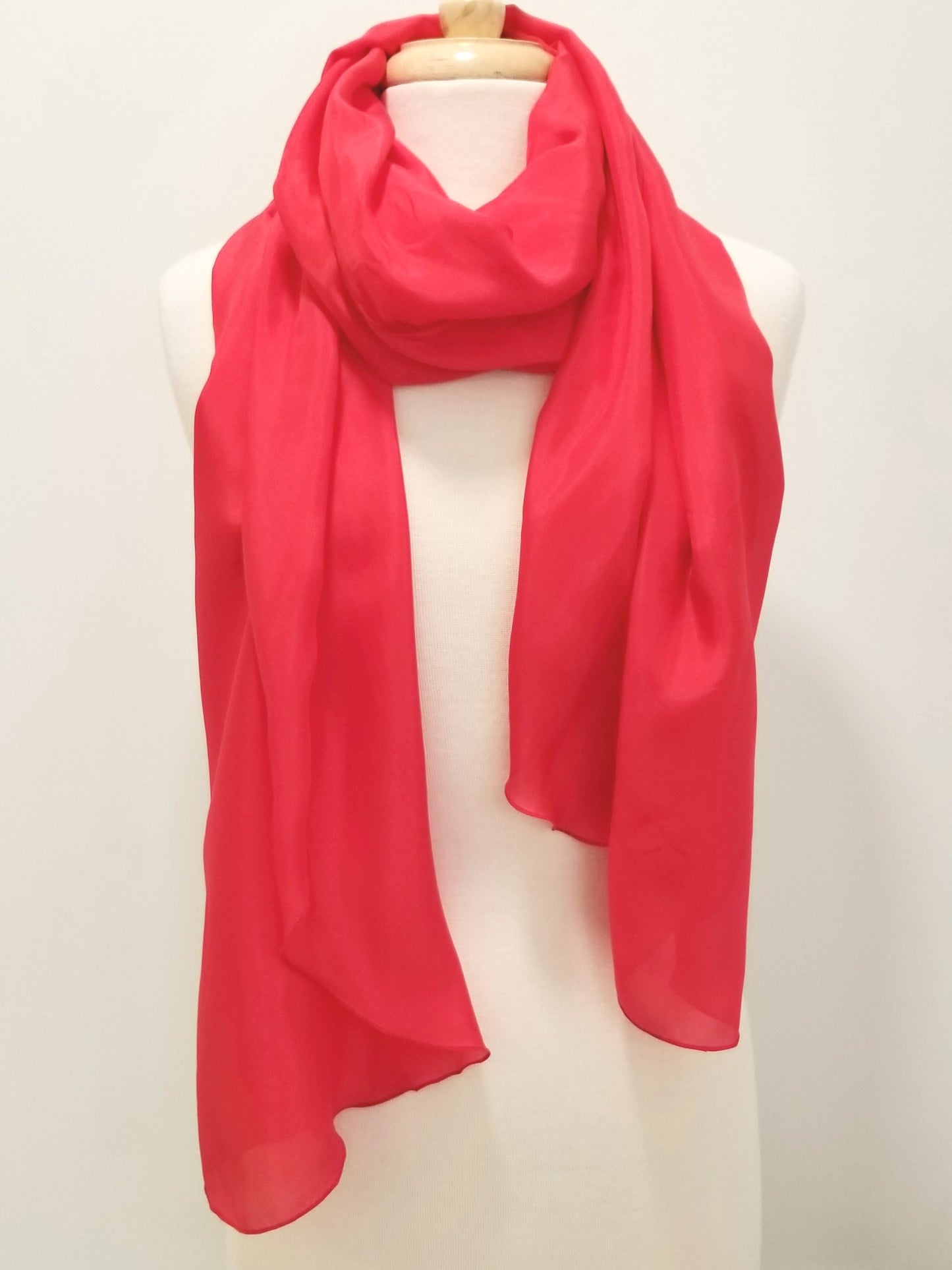 Foulard long et léger en pure soie rouge.