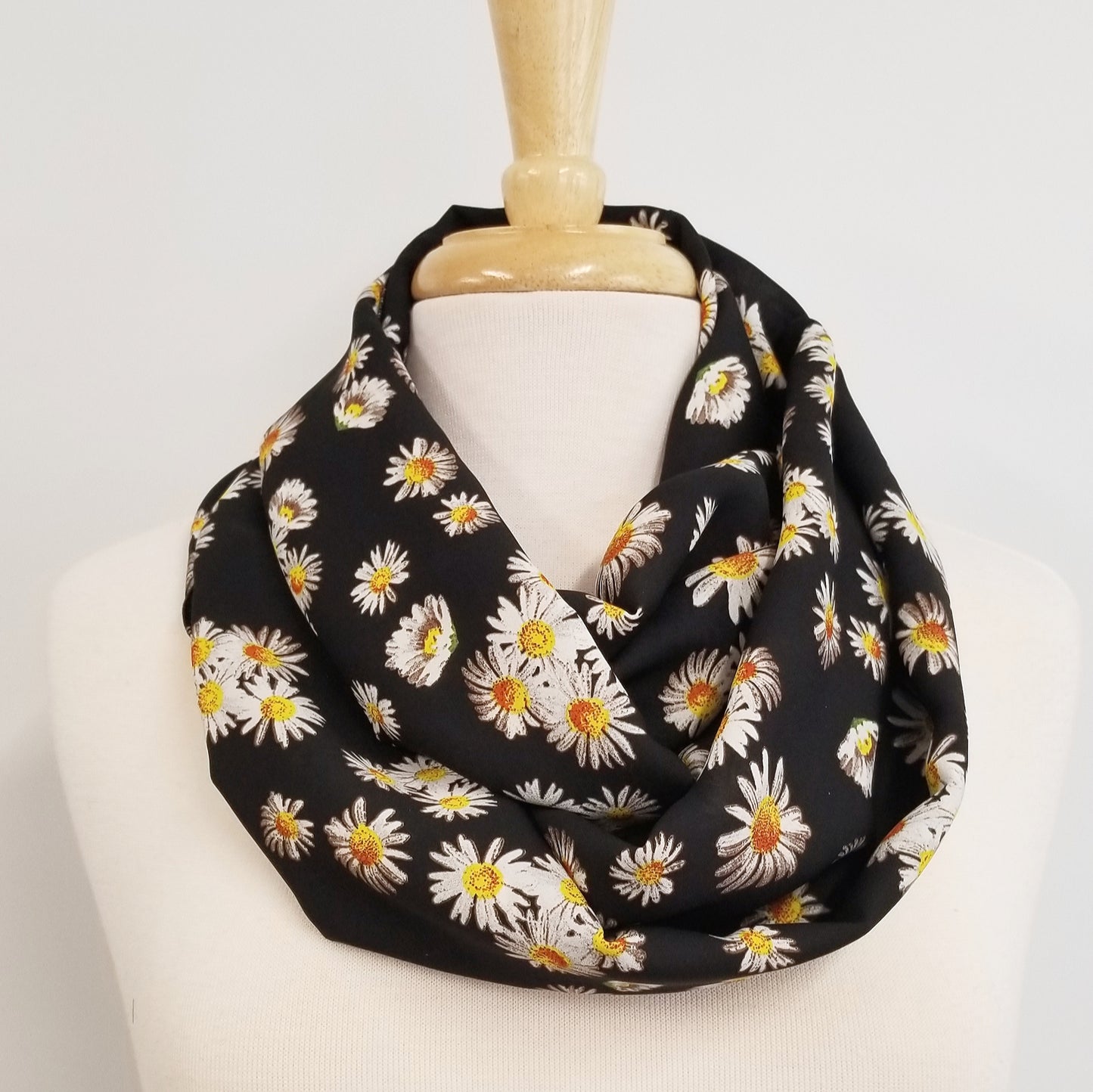 Foulard circulaire à motif de marguerites