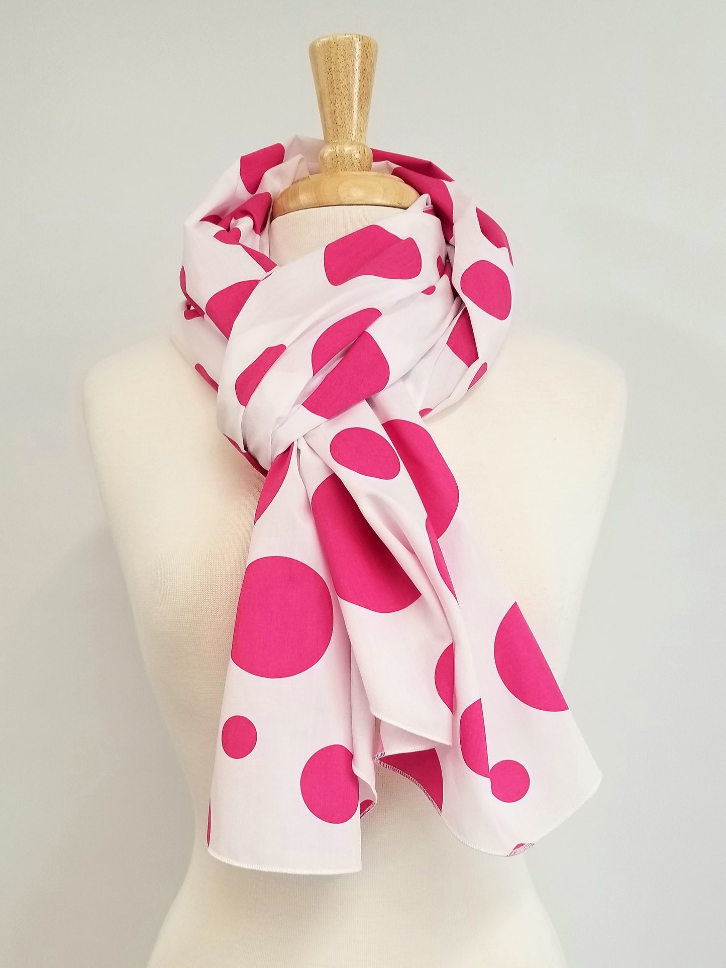 Foulard long en coton, grands pois fushia sur fond blanc