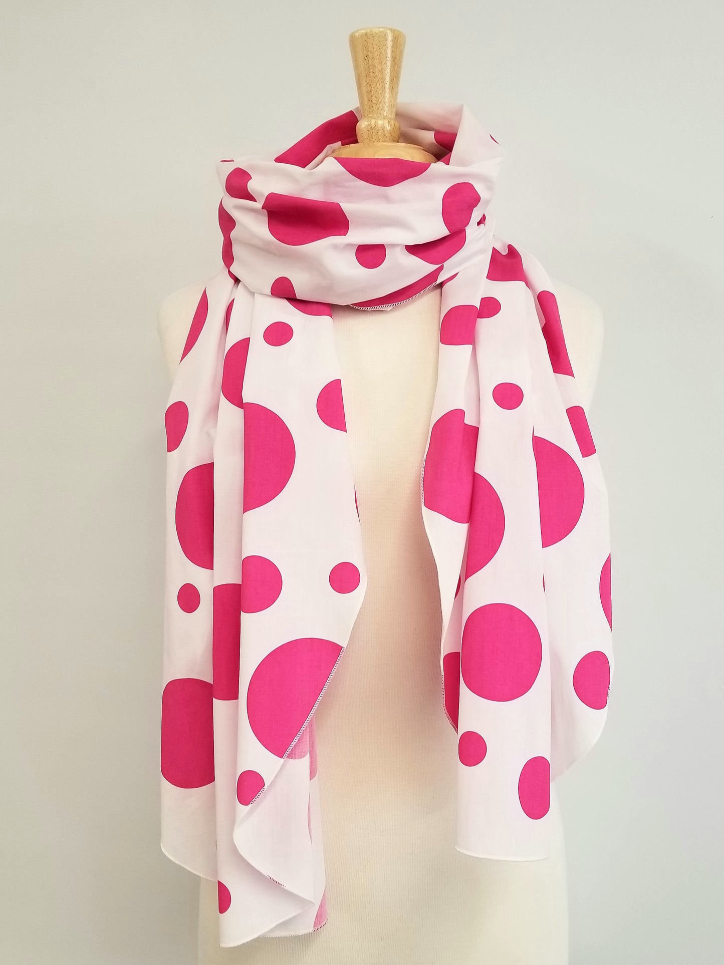 Foulard long en coton, grands pois fushia sur fond blanc