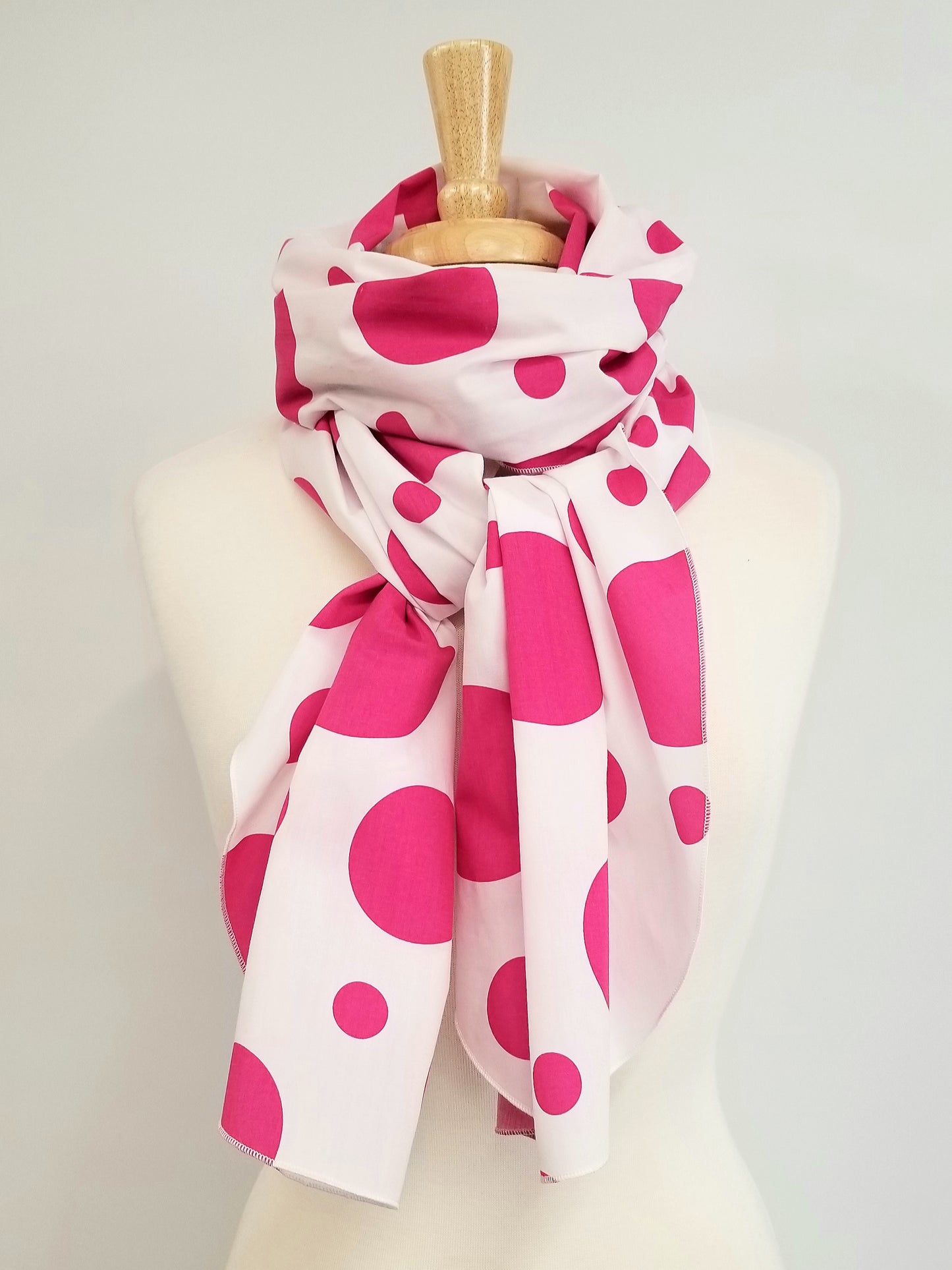 Foulard long en coton, grands pois fushia sur fond blanc