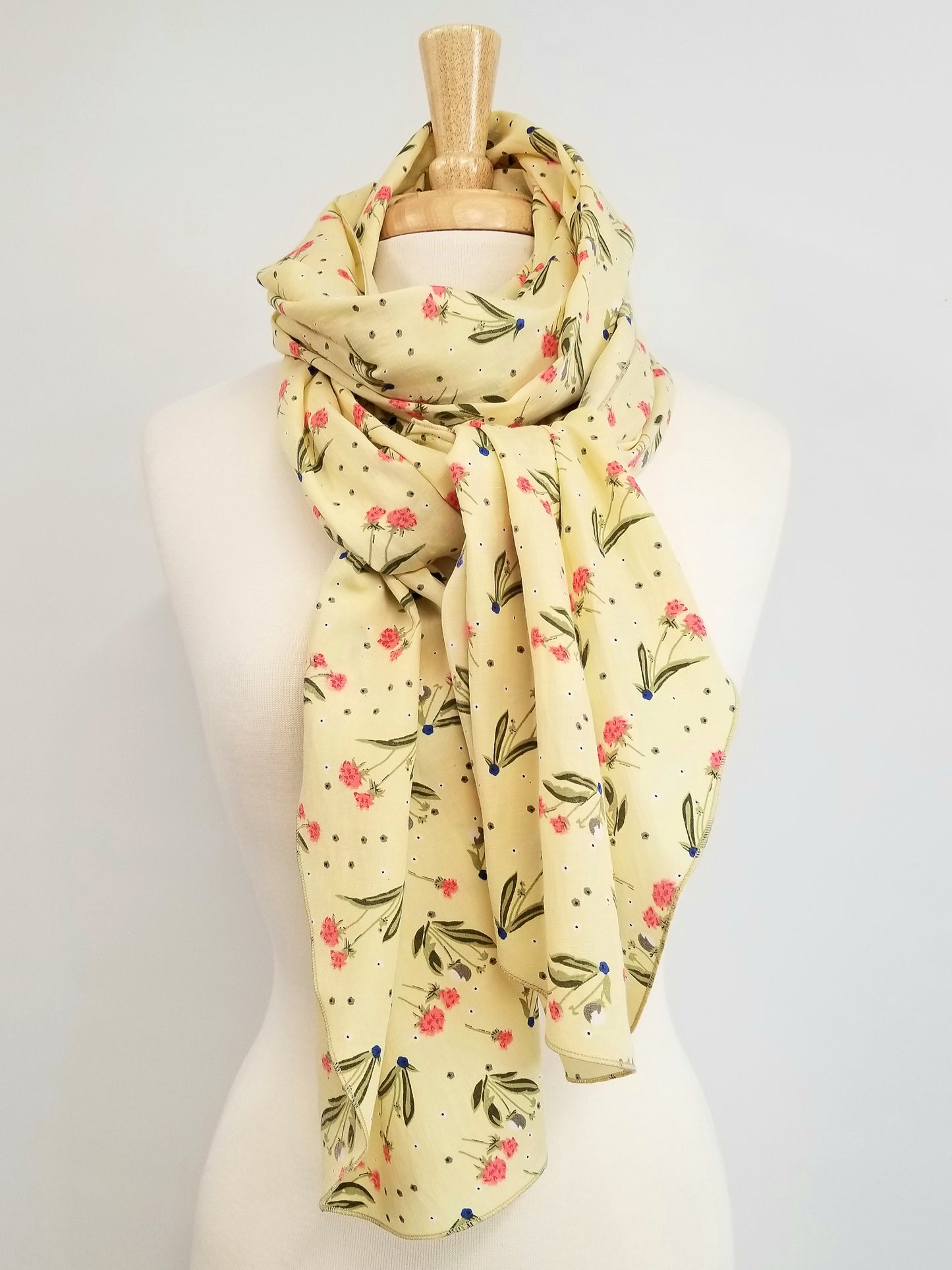 Foulard long en coton, motifs fleuris corail et kaki sur fond jaune