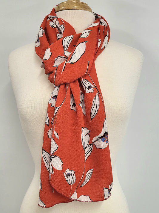Foulard long à fleurs blanches sur fond rouge : élégance fleurie !