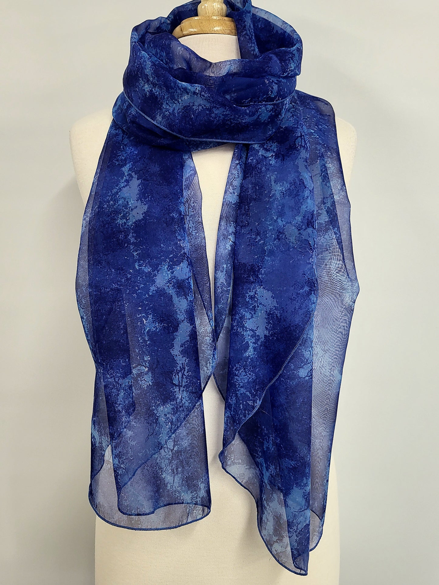 Foulard long et léger en tons de bleu