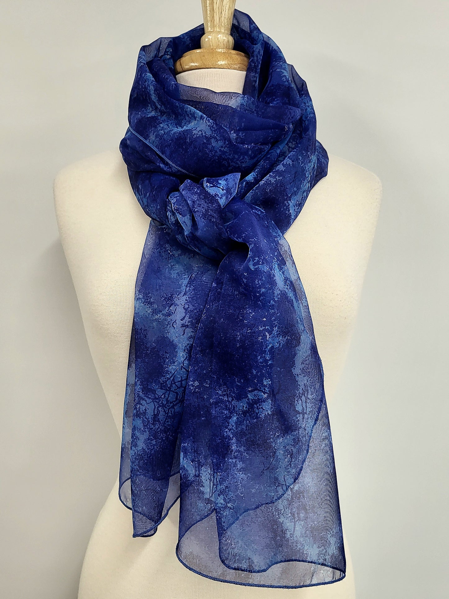 Foulard long et léger en tons de bleu